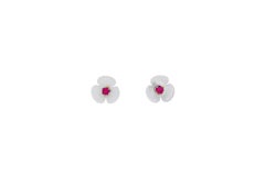 Boucles d'oreilles fleurs sculptées en or 14k.