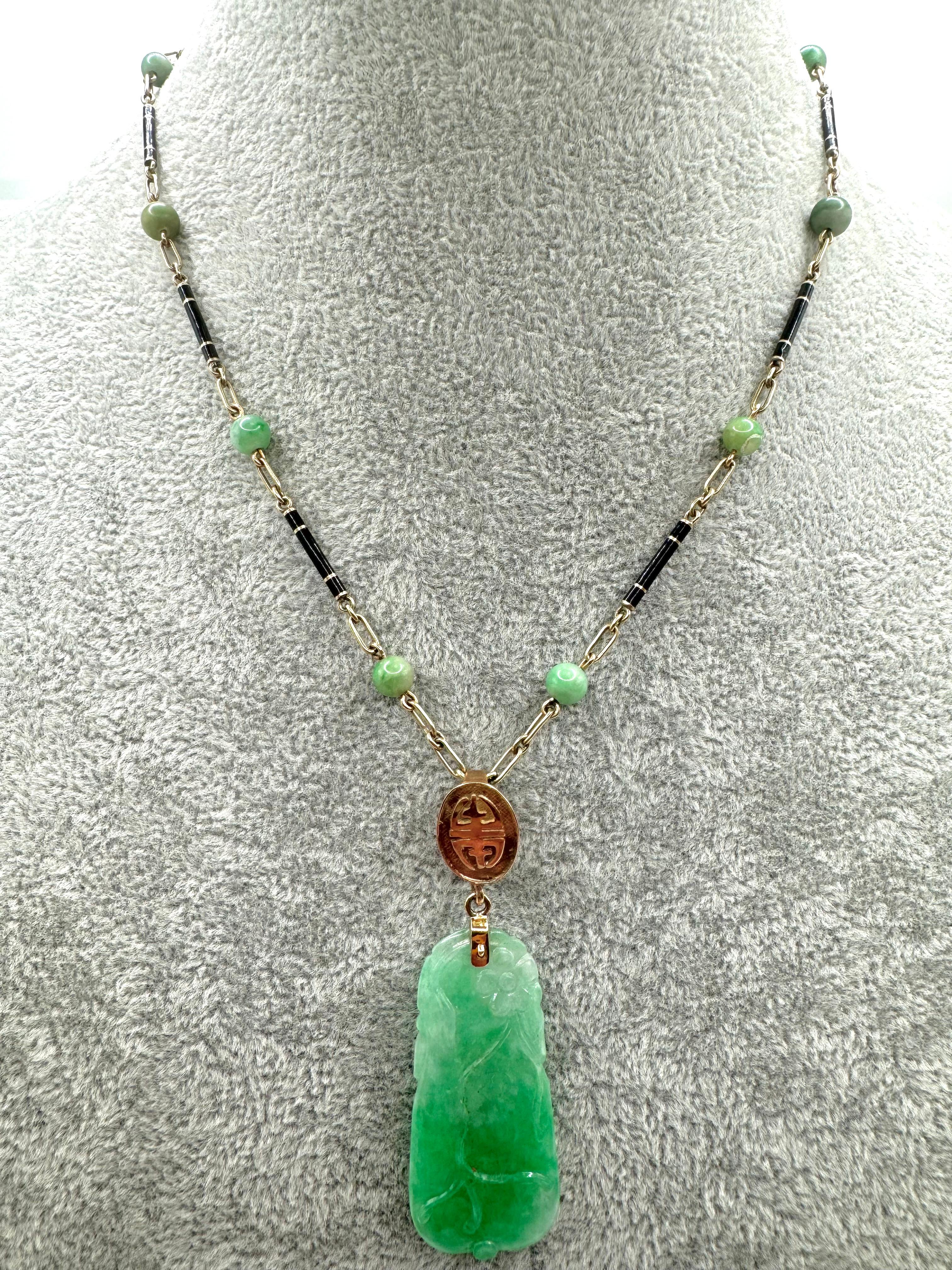 14K Gold Carved Jade Pendant Necklace with Enamel Links and Jade Beads im Zustand „Hervorragend“ im Angebot in Great Neck Plaza, NY