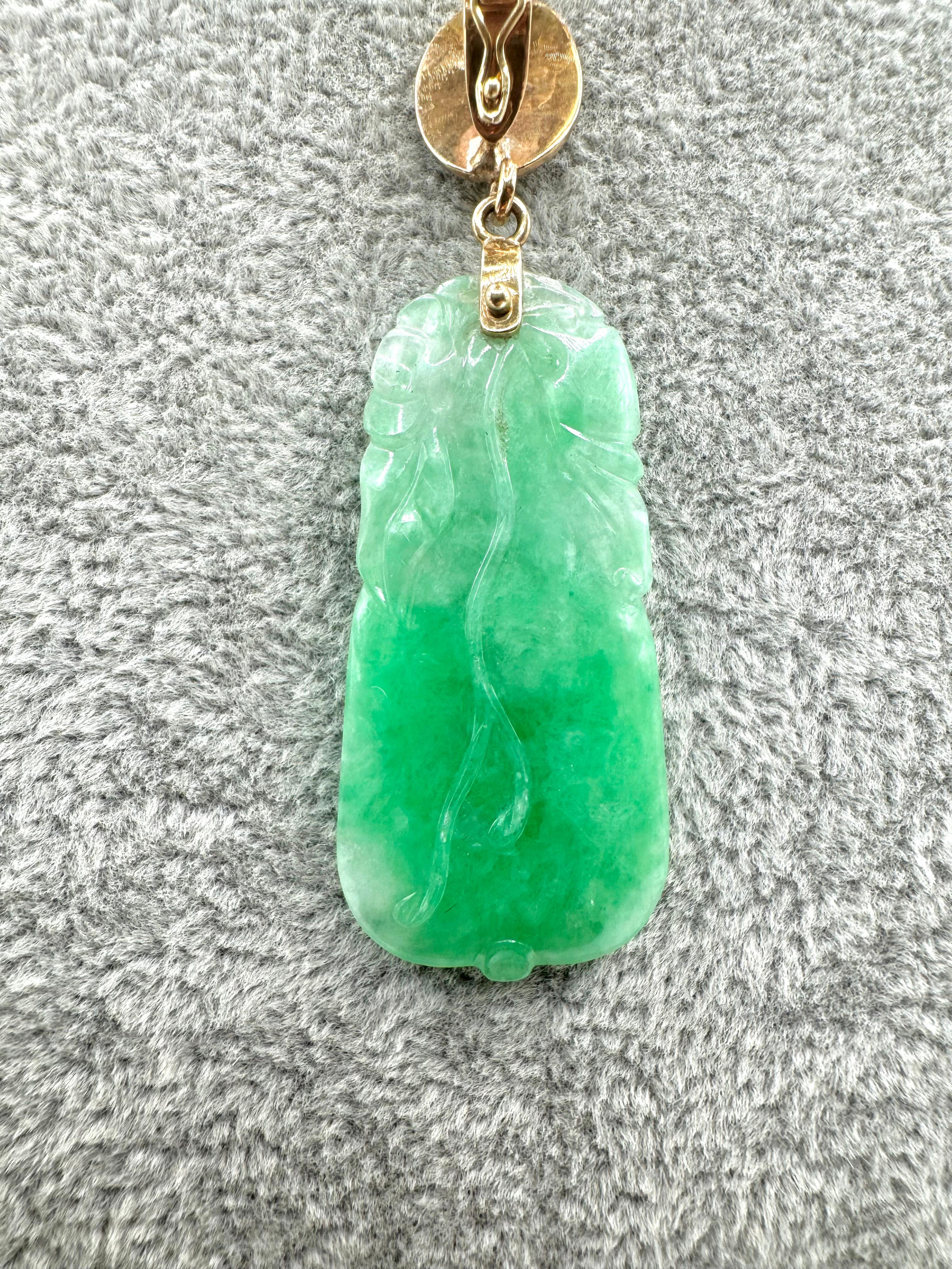 14K Gold Carved Jade Pendant Necklace with Enamel Links and Jade Beads im Angebot 1