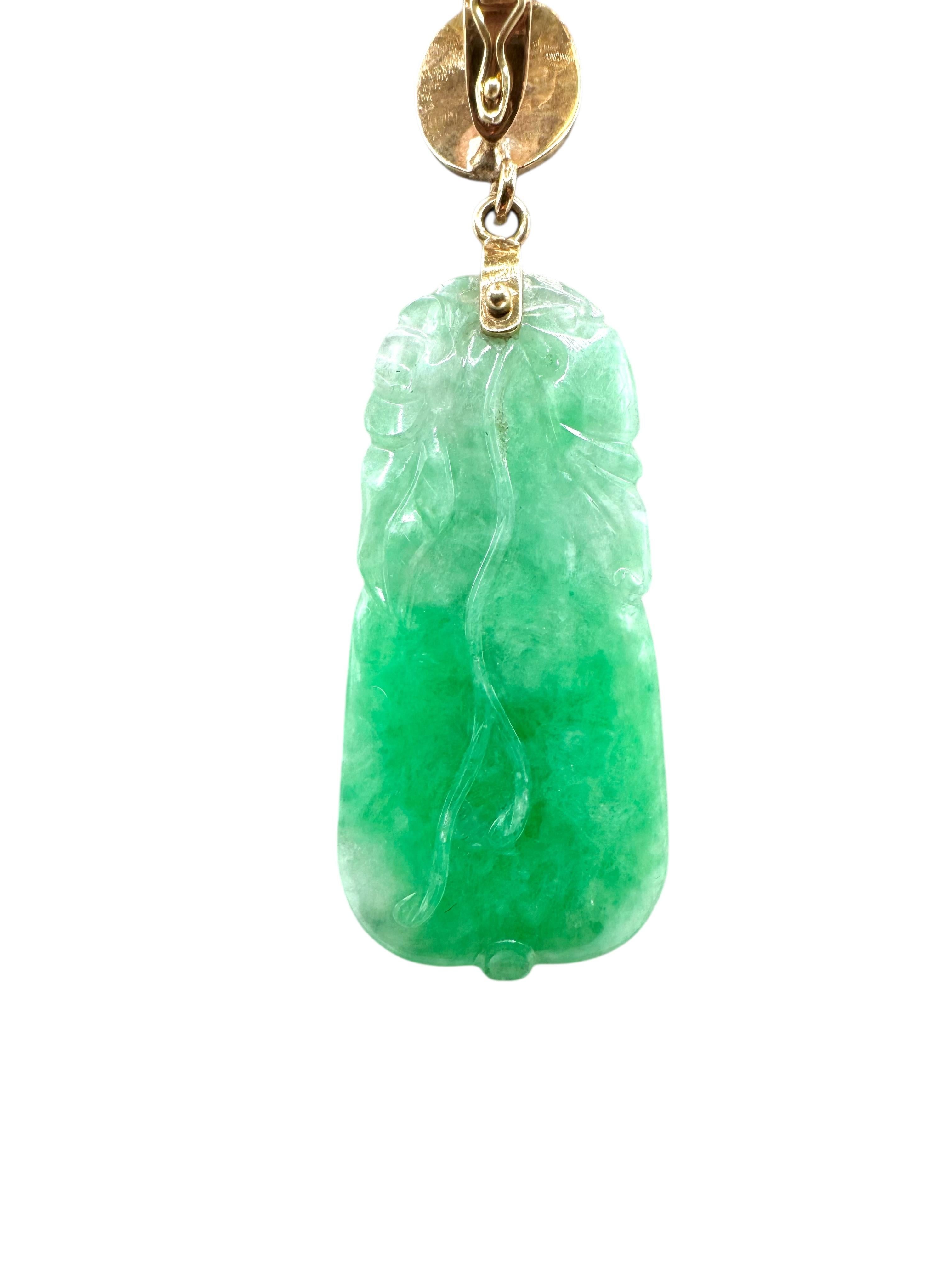 14K Gold Carved Jade Pendant Necklace with Enamel Links and Jade Beads im Angebot 2