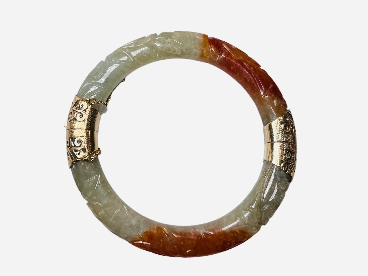 Si tratta di un braccialetto con cerniera in giadeite scolpita in oro 14K. Raffigura un braccialetto di giada verde chiaro e marrone rosso intagliato con alcune foglie. Il bracciale è impreziosito da una cerniera e da una chiusura in oro 14K ornata