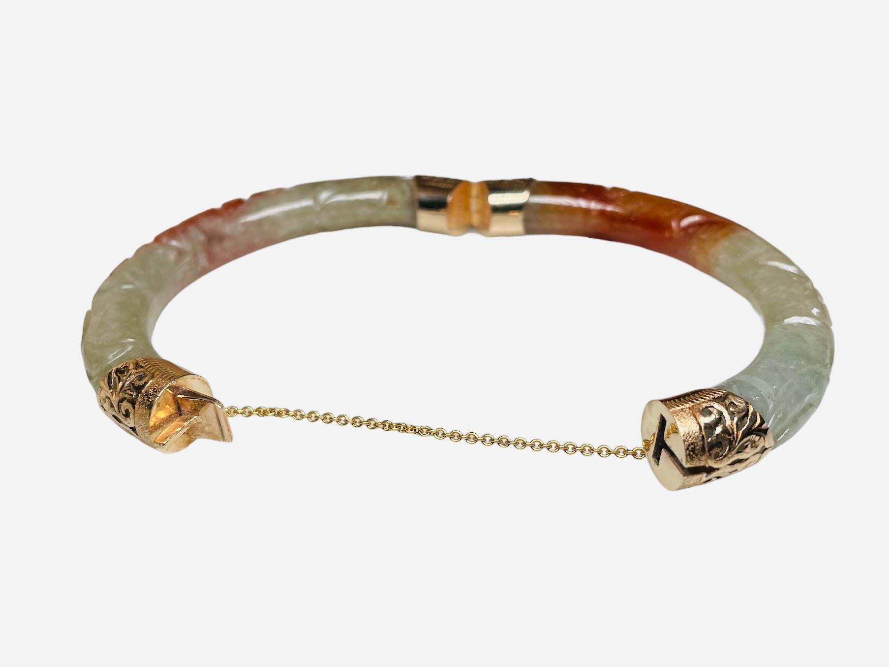 Neoclassico Bracciale di giadeite intagliata in oro 14K in vendita