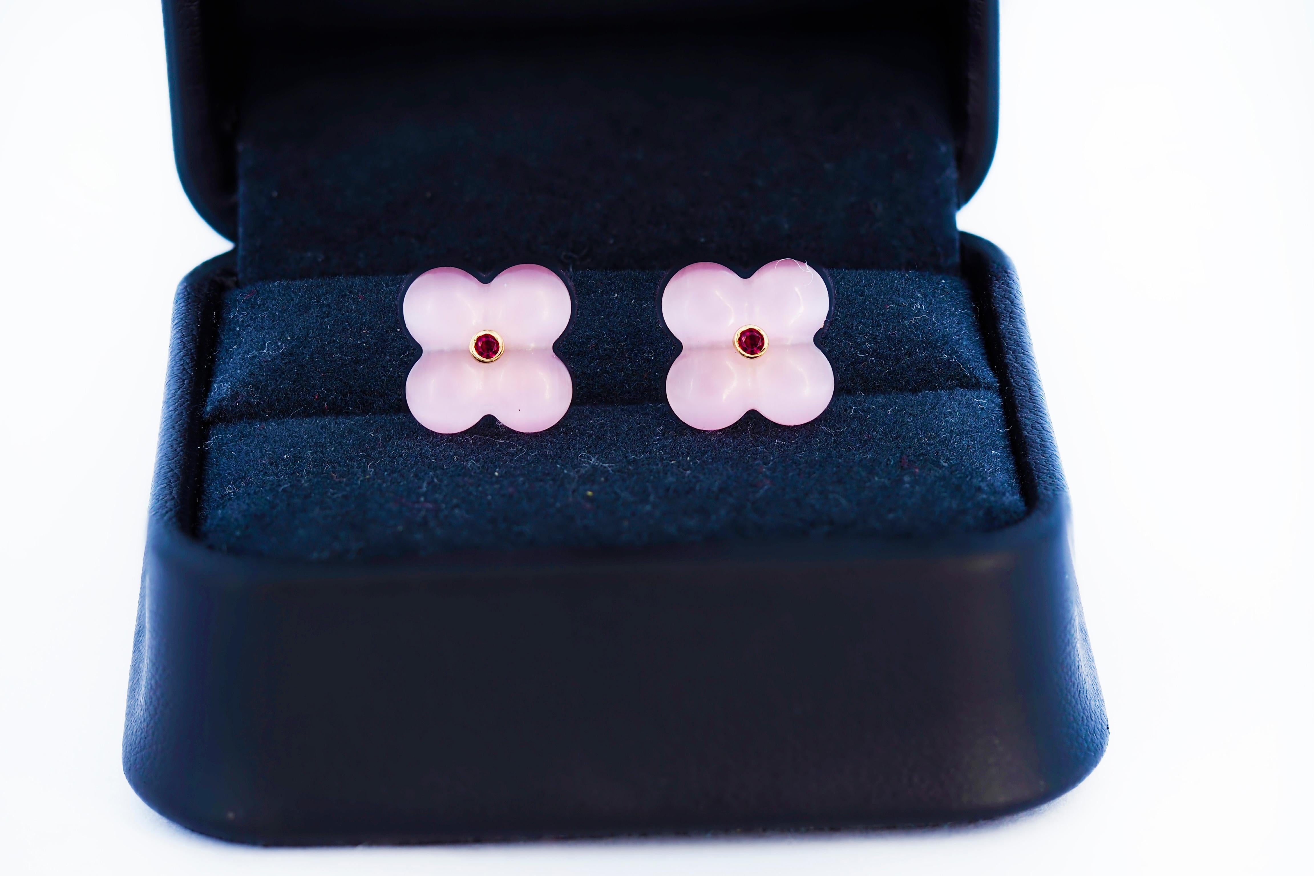 Modern 14k gold carved  pink quartz flower earrings studs. For Sale