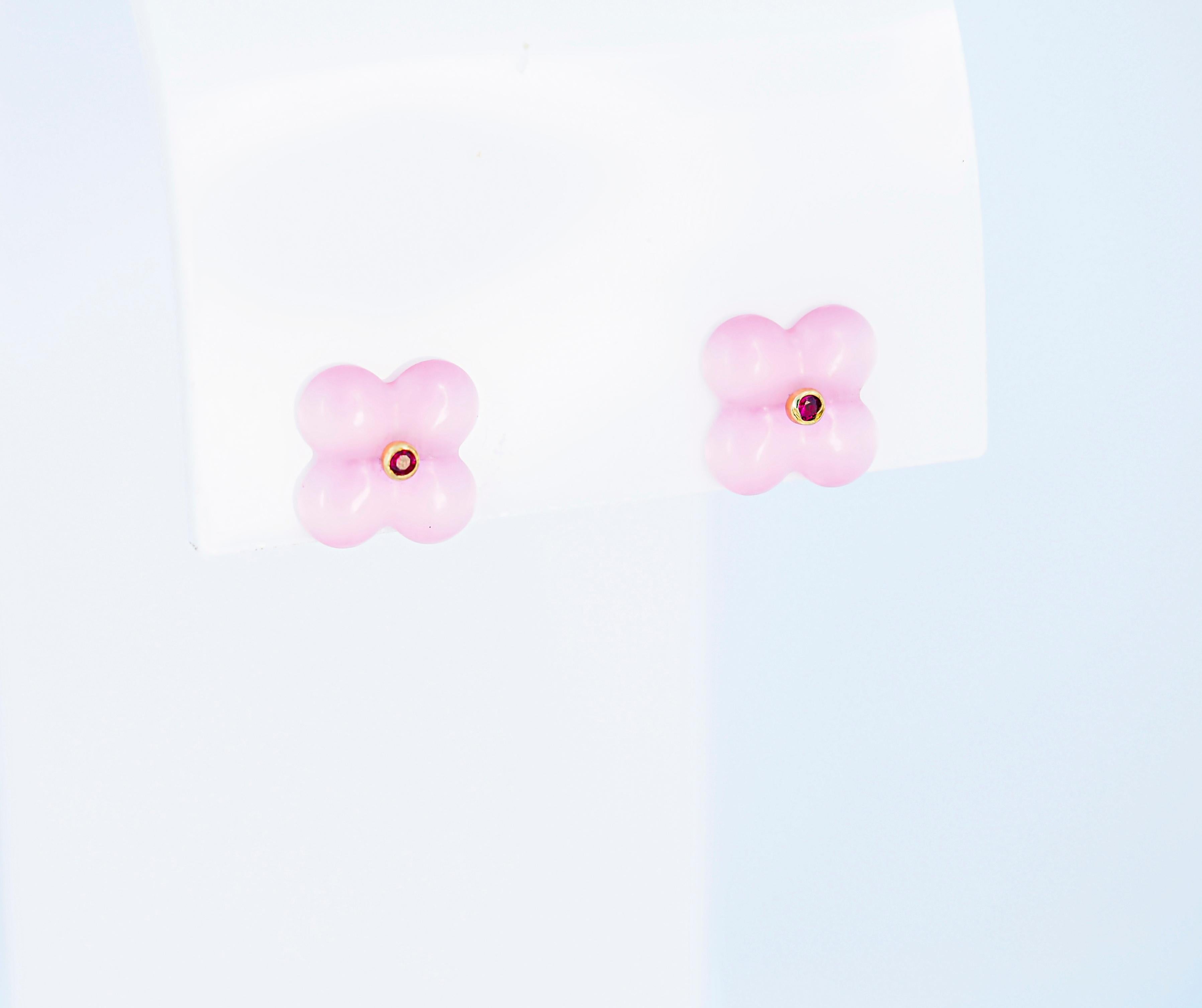 Round Cut 14k gold carved  pink quartz flower earrings studs. For Sale