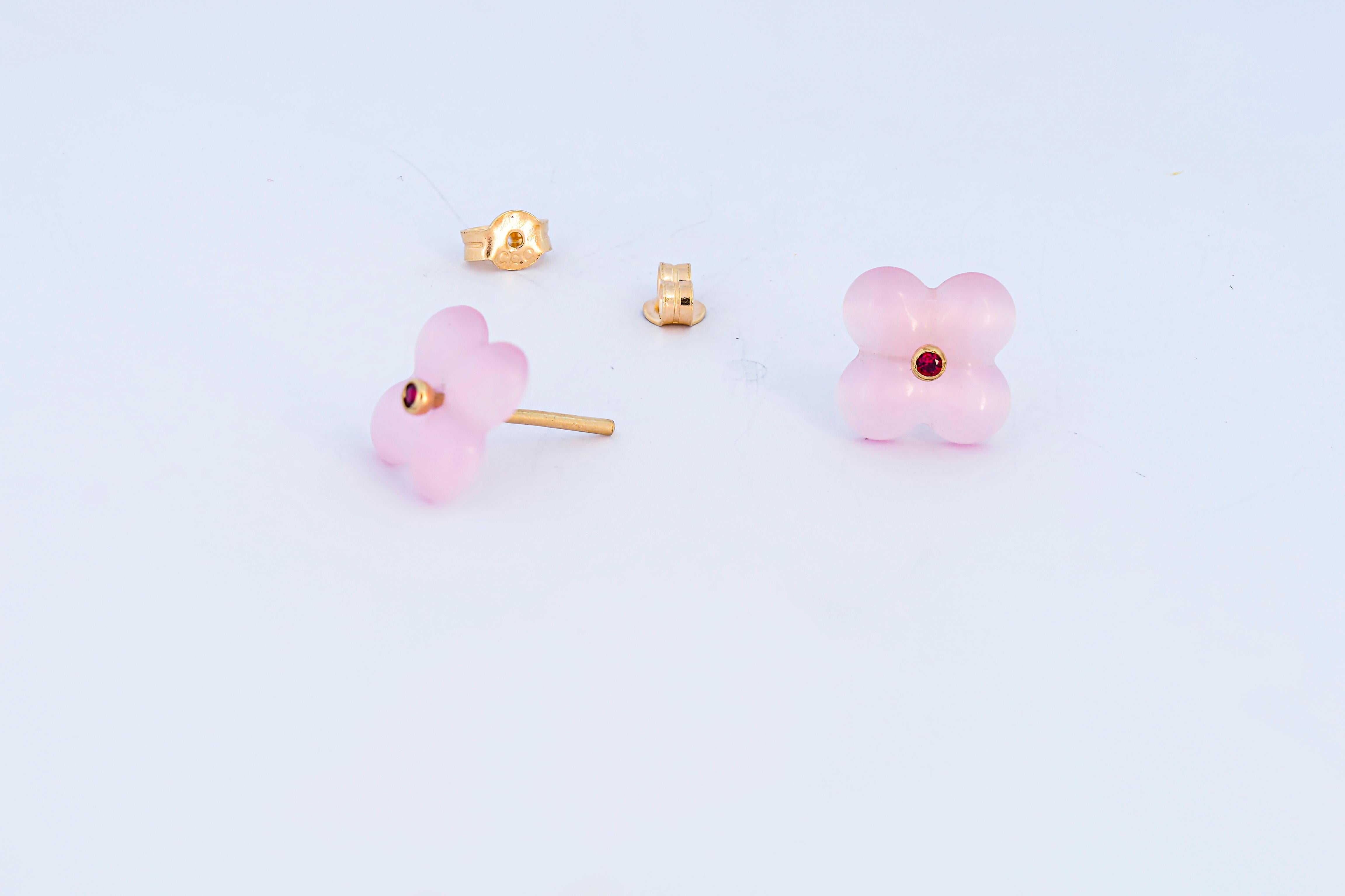 14k gold carved  pink quartz flower earrings studs. In New Condition For Sale In Istanbul, TR