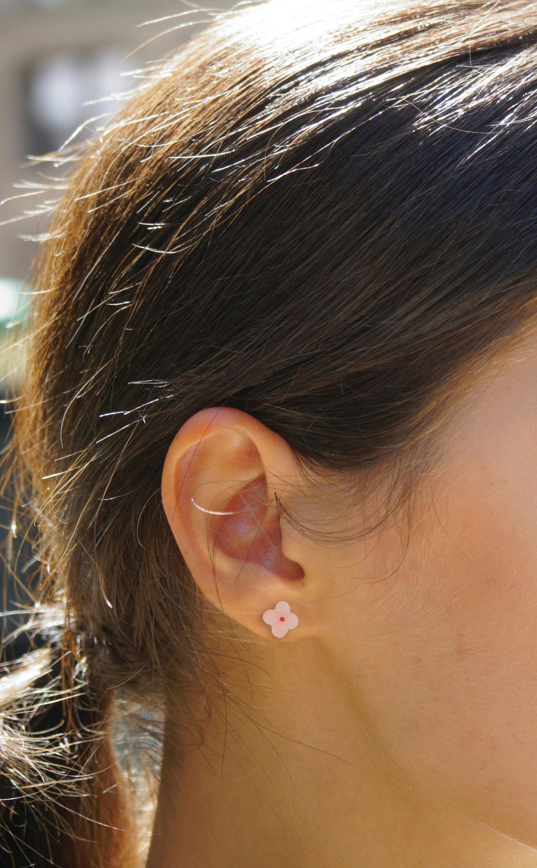 Women's 14k gold carved  pink quartz flower earrings studs. For Sale