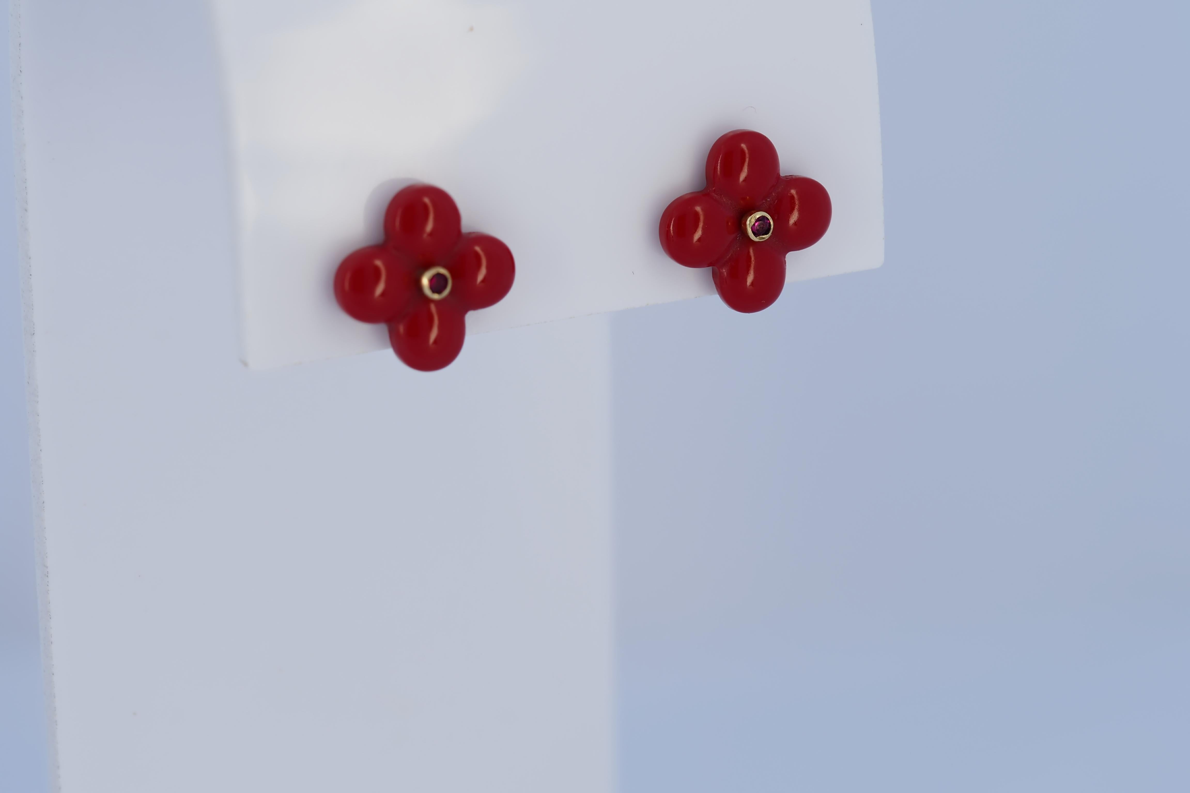14k gold carved red coral of pearl flower earrings studs. In New Condition For Sale In Istanbul, TR