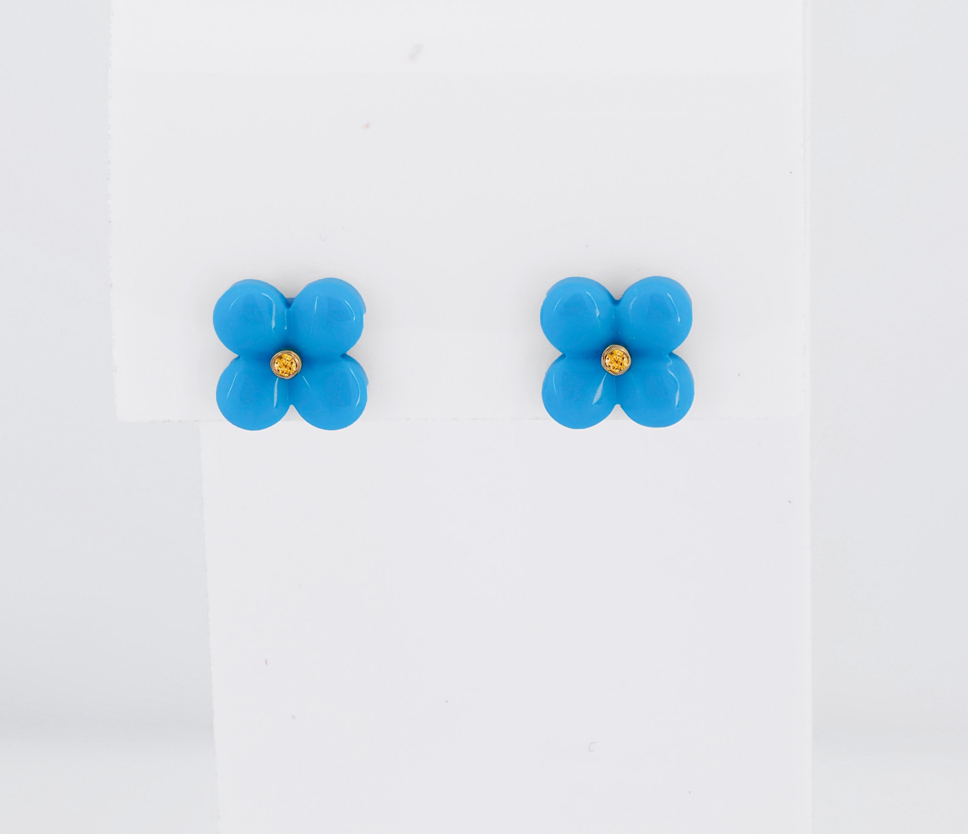 Modern 14k gold carved turquoise flower earrings studs.  For Sale