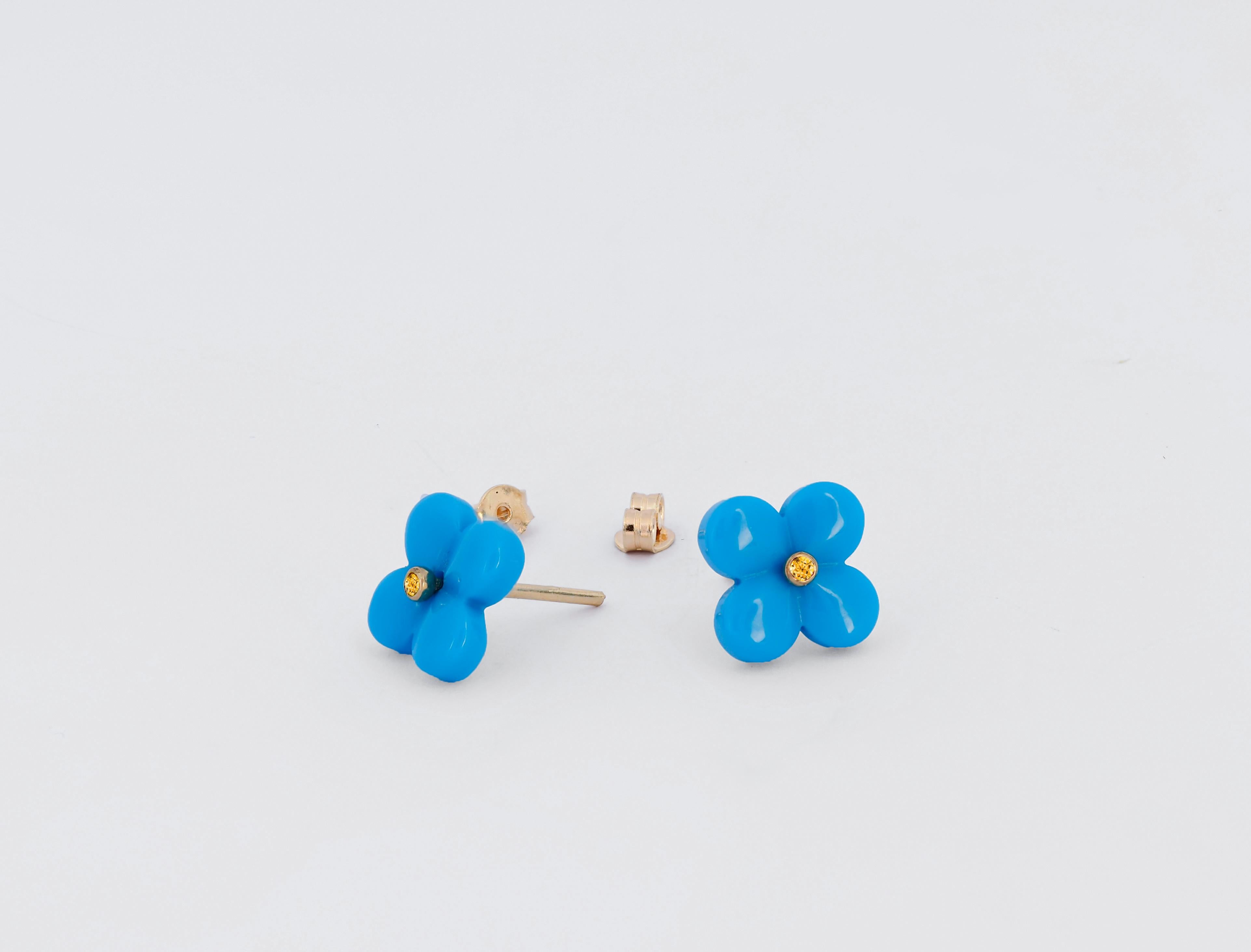 Modern 14k gold carved turquoise flower earrings studs. For Sale