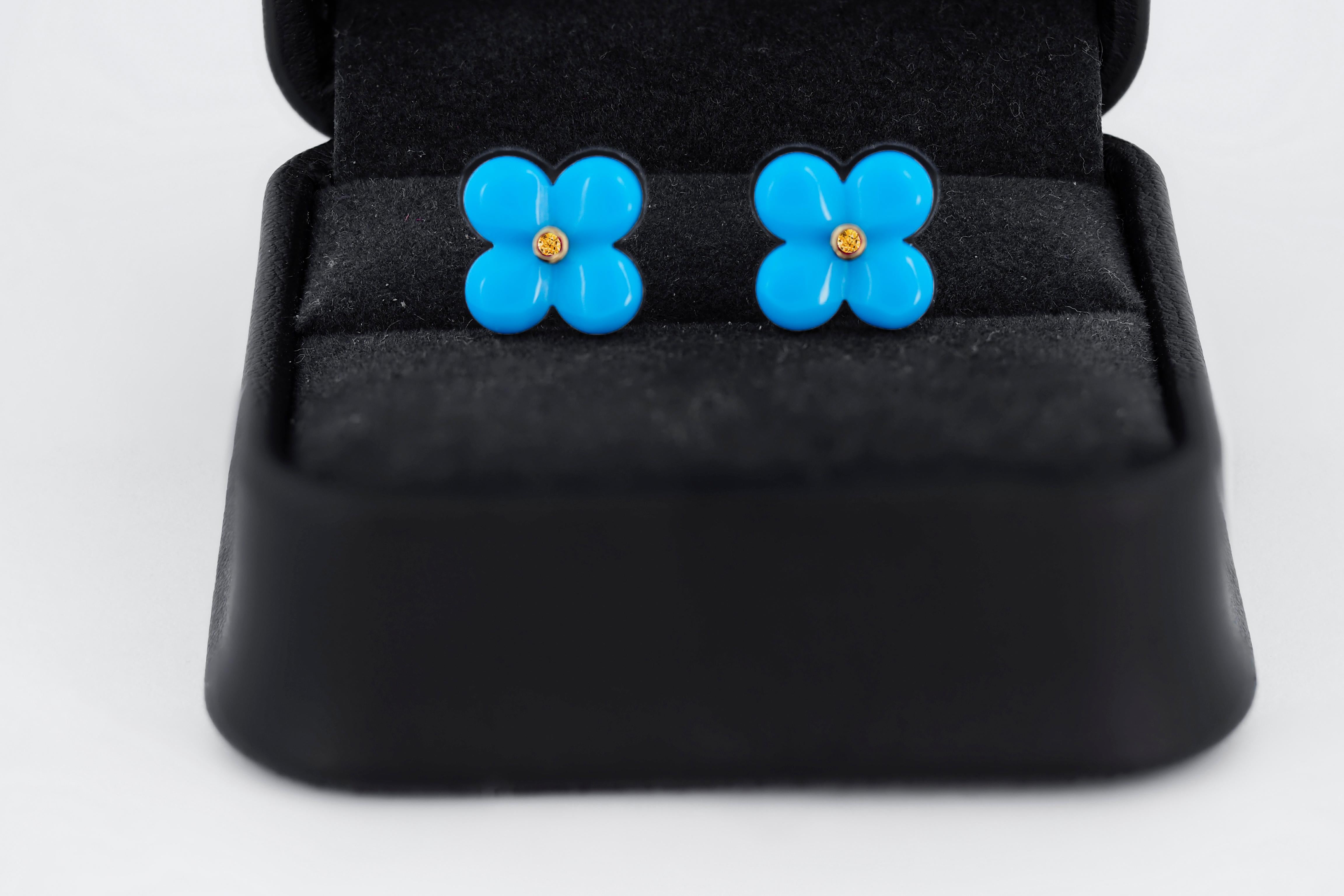 Round Cut 14k gold carved turquoise flower earrings studs.  For Sale