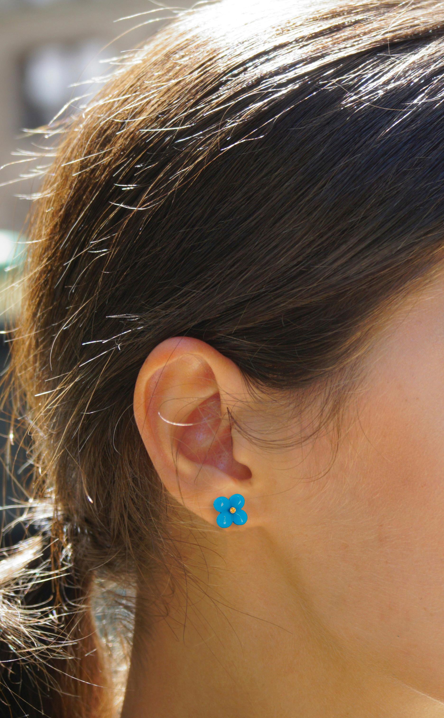 Women's 14k gold carved turquoise flower earrings studs. For Sale
