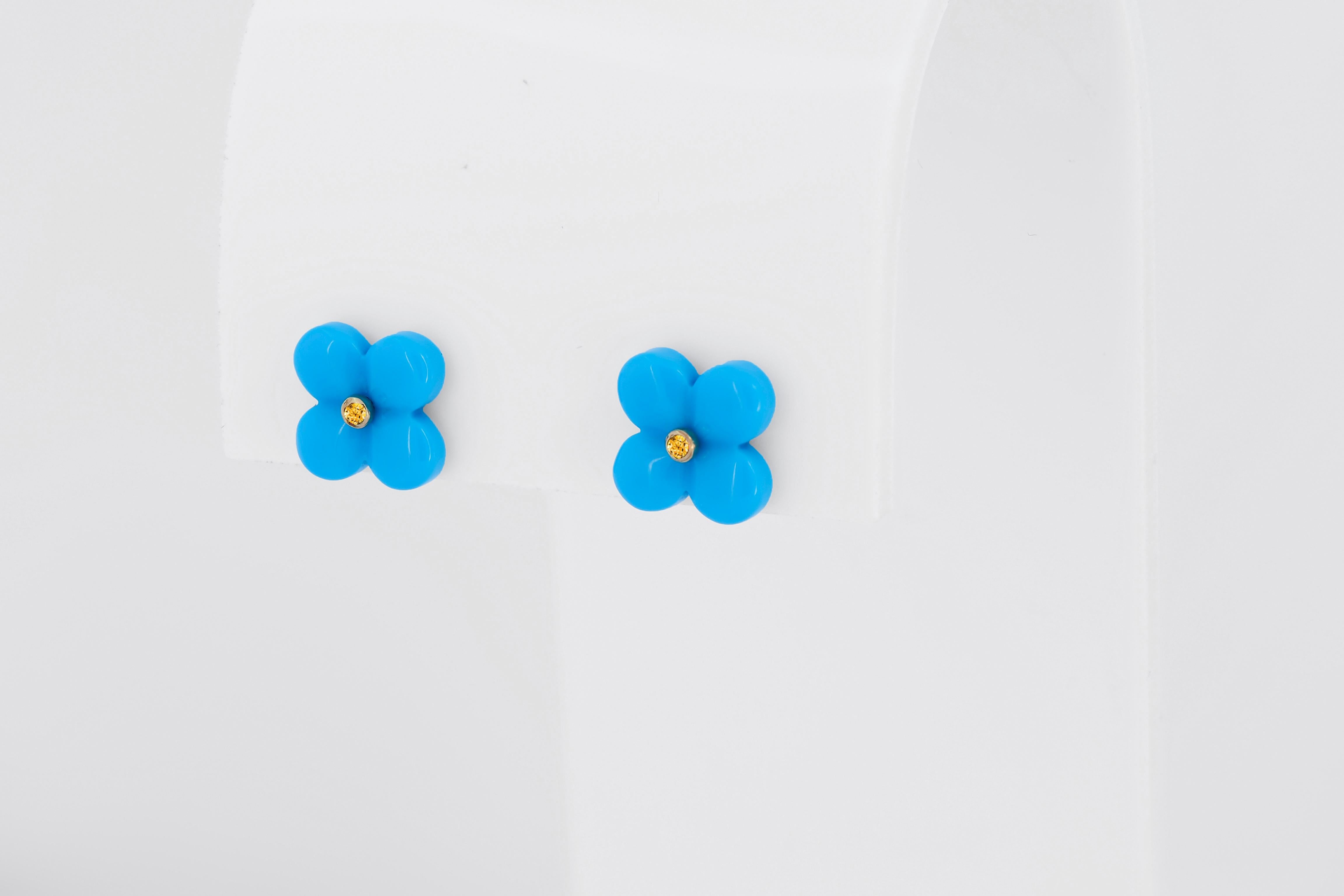 Boucles d'oreilles fleurs en or 14k, turquoise sculptée, clous d'oreilles.  1