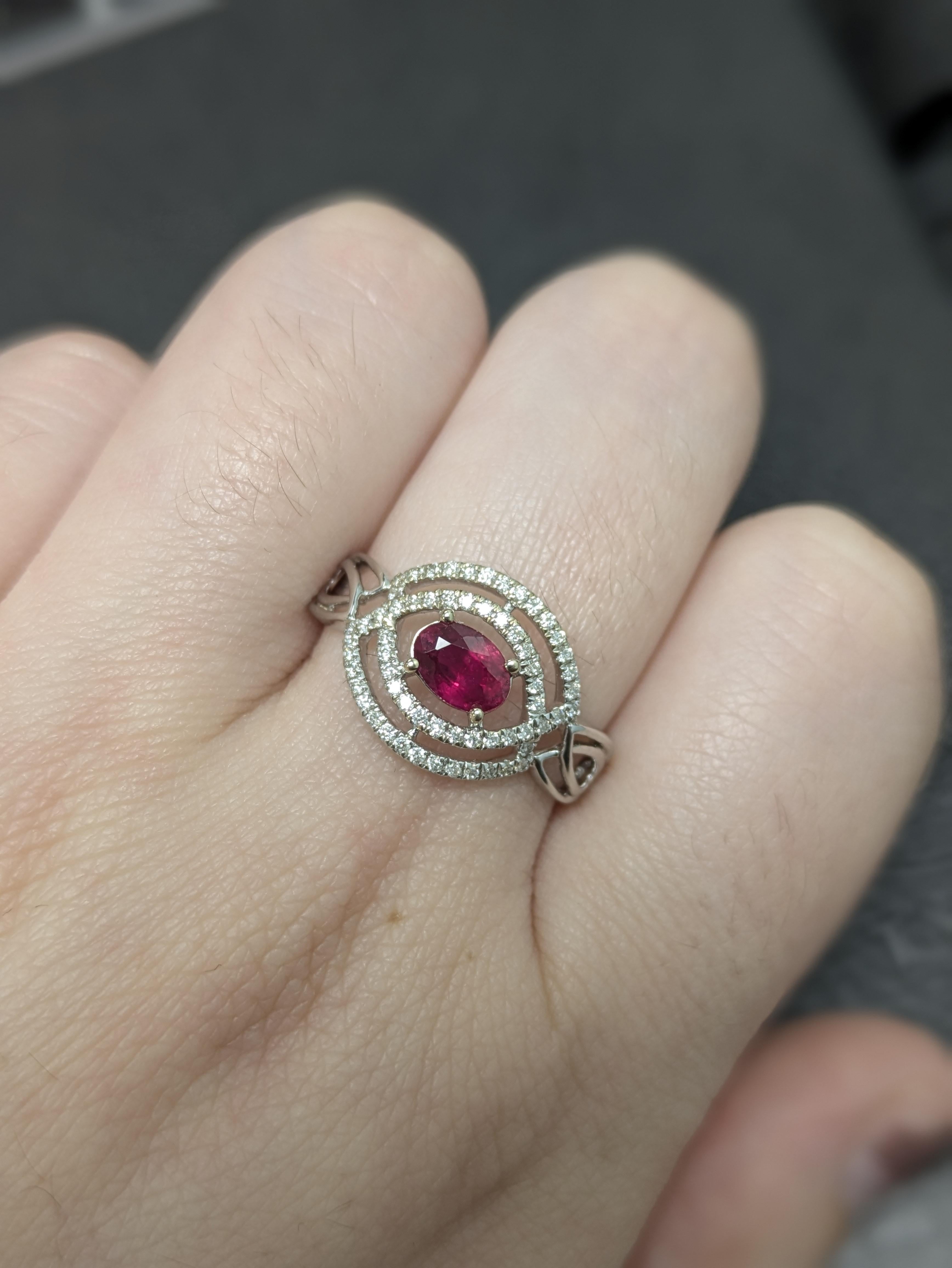 14K Gold keltisch inspiriert Mosambik Rubin und natürliche Diamanten Ring (Ovalschliff) im Angebot
