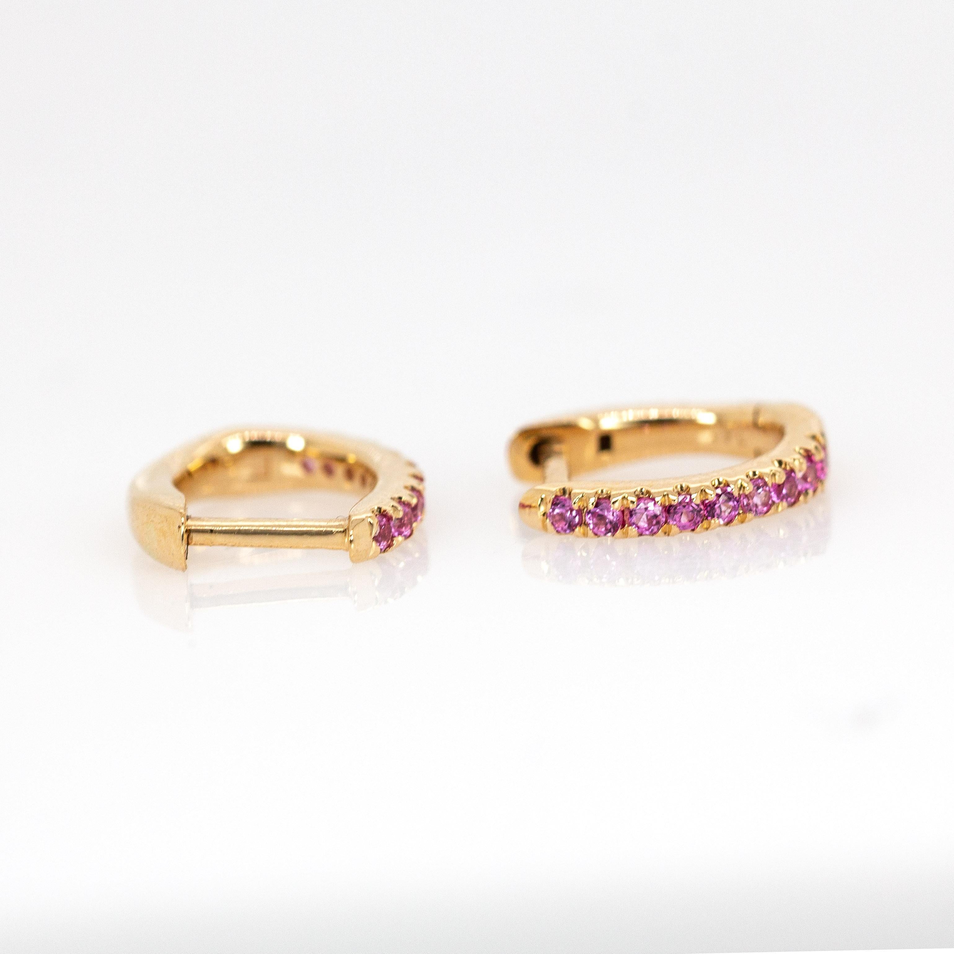 Moderno Abbracci in oro 14K con zaffiro rosa di Ceylon  Chiusura posteriore 10 mm in vendita