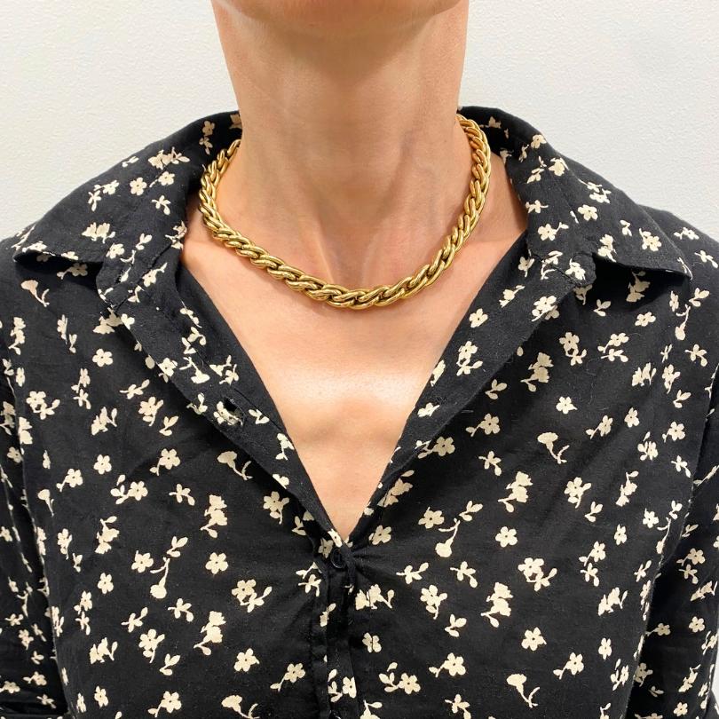 Questa collana vintage in oro 14k è composta da maglie ovali disposte a spirale. Ogni link è appiattito e arrotondato ai bordi. L'attorcigliamento non è stretto come quello di una catena di corda: questa collana sembra una spirale che scorre,