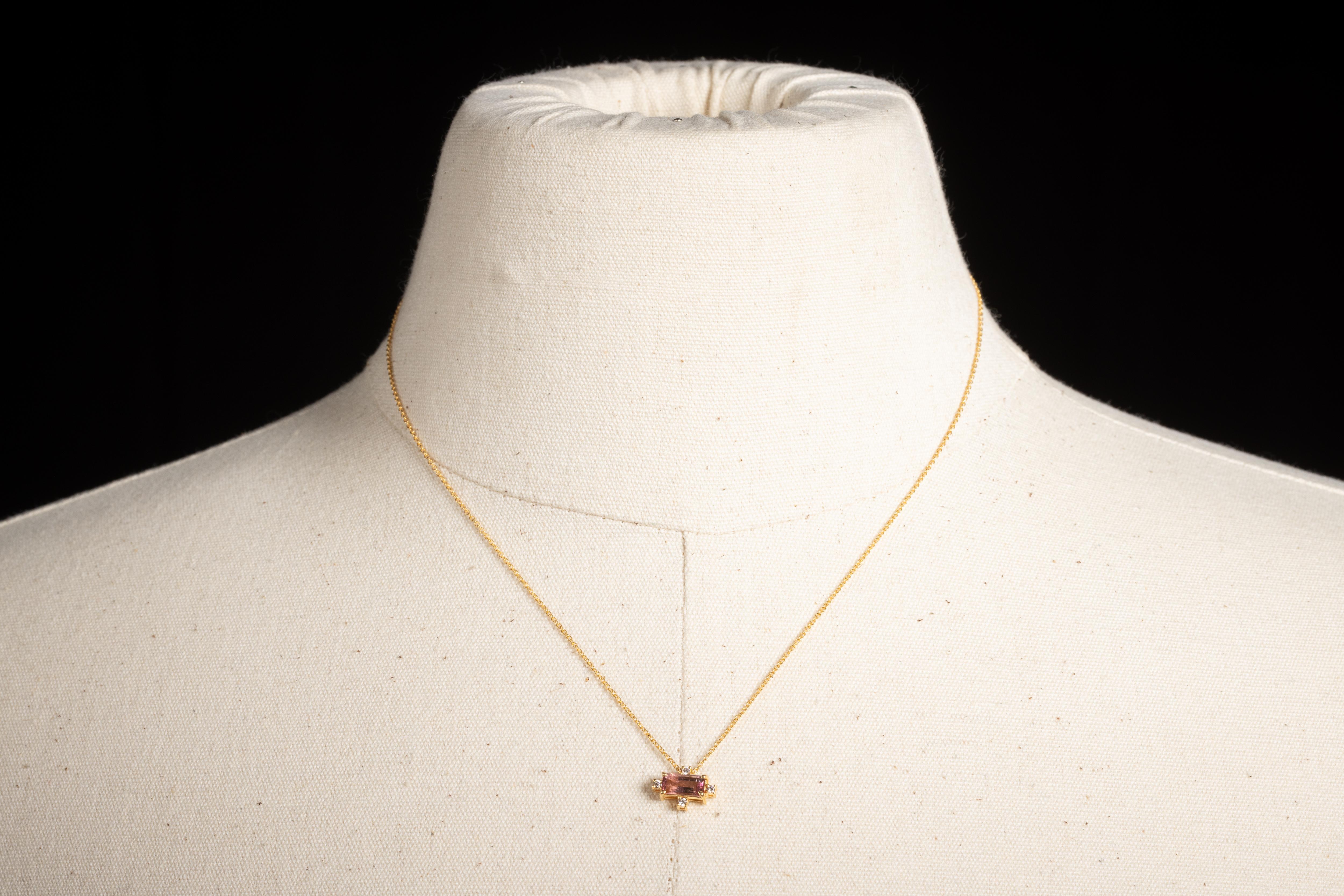 Élégant collier à chaîne en or 14 carats composé d'un pendentif central de taille émeraude et de quatre diamants ronds de taille brillant sur les quatre côtés, sertis en or 14 carats.  Une tourmaline rose facettée en forme de cœur est également