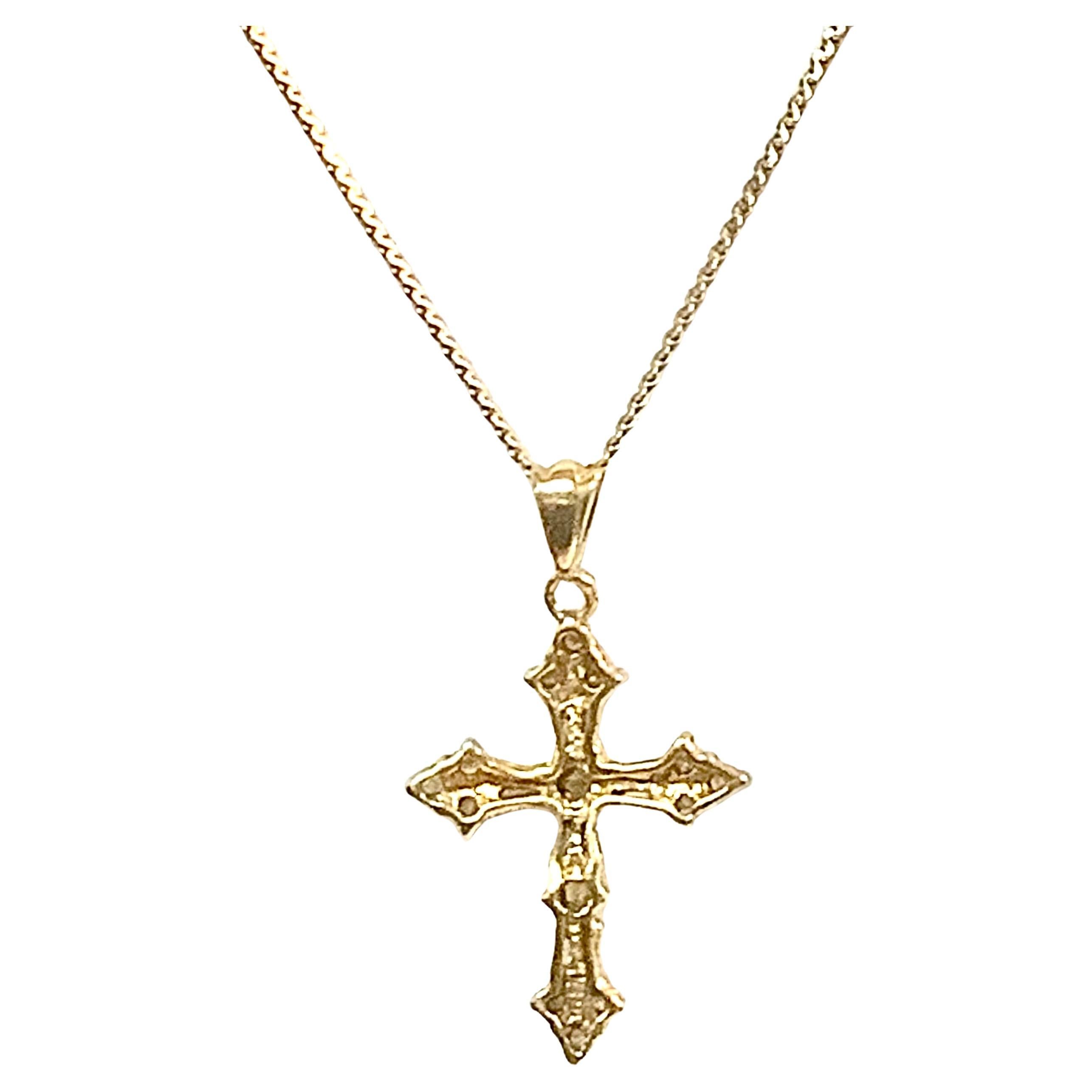 Cadena de oro de 14 quilates con colgante en forma de cruz de oro de 10 quilates y diamantes Moderno en venta