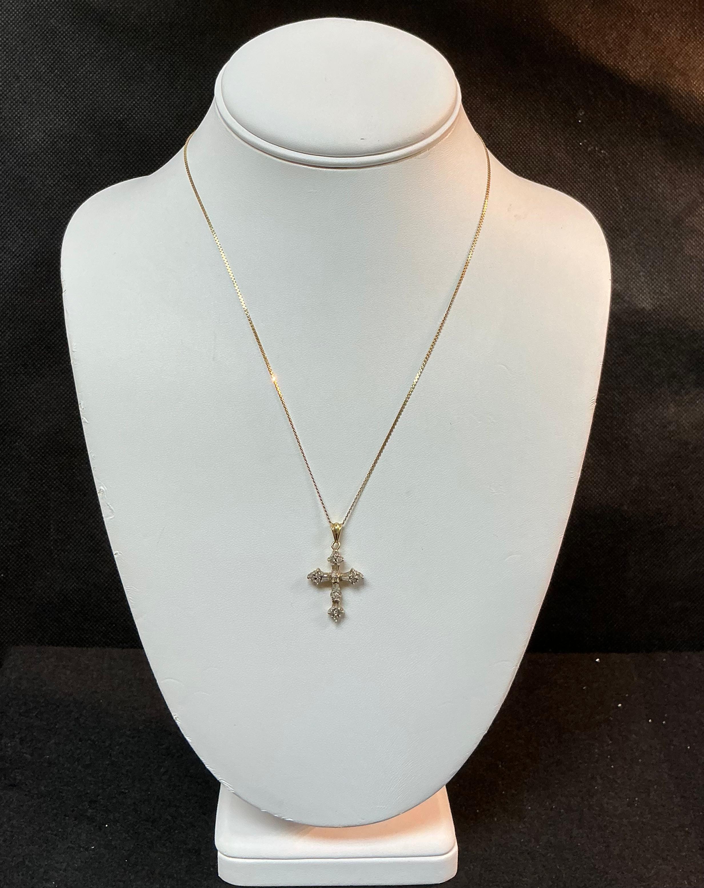 Cadena de oro de 14 quilates con colgante en forma de cruz de oro de 10 quilates y diamantes Corte redondo en venta