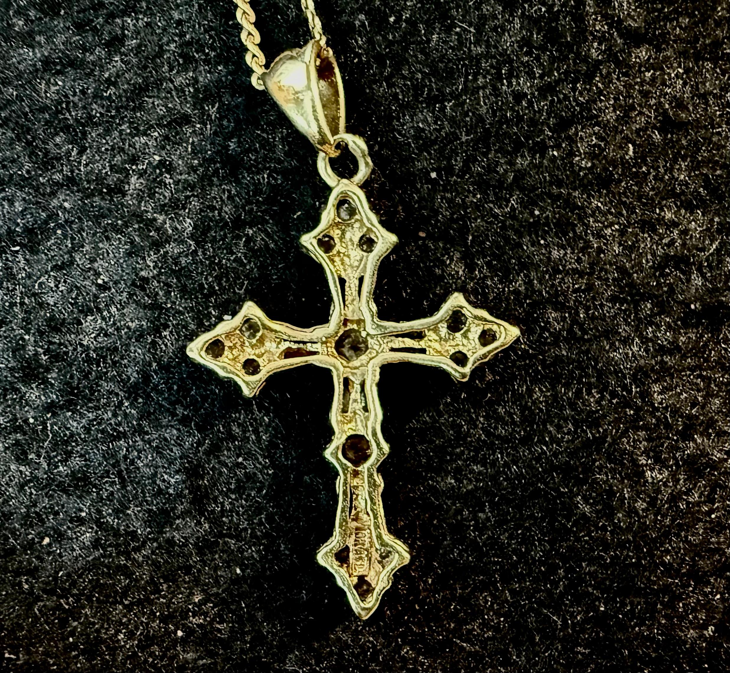 Cadena de oro de 14 quilates con colgante en forma de cruz de oro de 10 quilates y diamantes en Bueno estado para la venta en Bradenton, FL