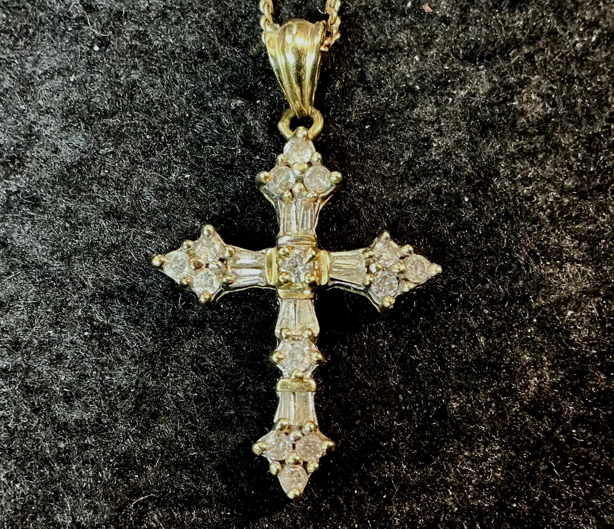 Femenino o masculino Cadena de oro de 14 quilates con colgante en forma de cruz de oro de 10 quilates y diamantes en venta
