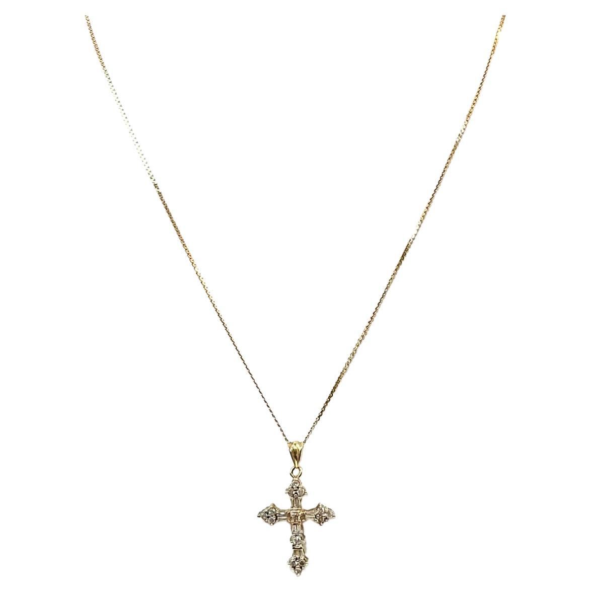Cadena de oro de 14 quilates con colgante en forma de cruz de oro de 10 quilates y diamantes en venta 2