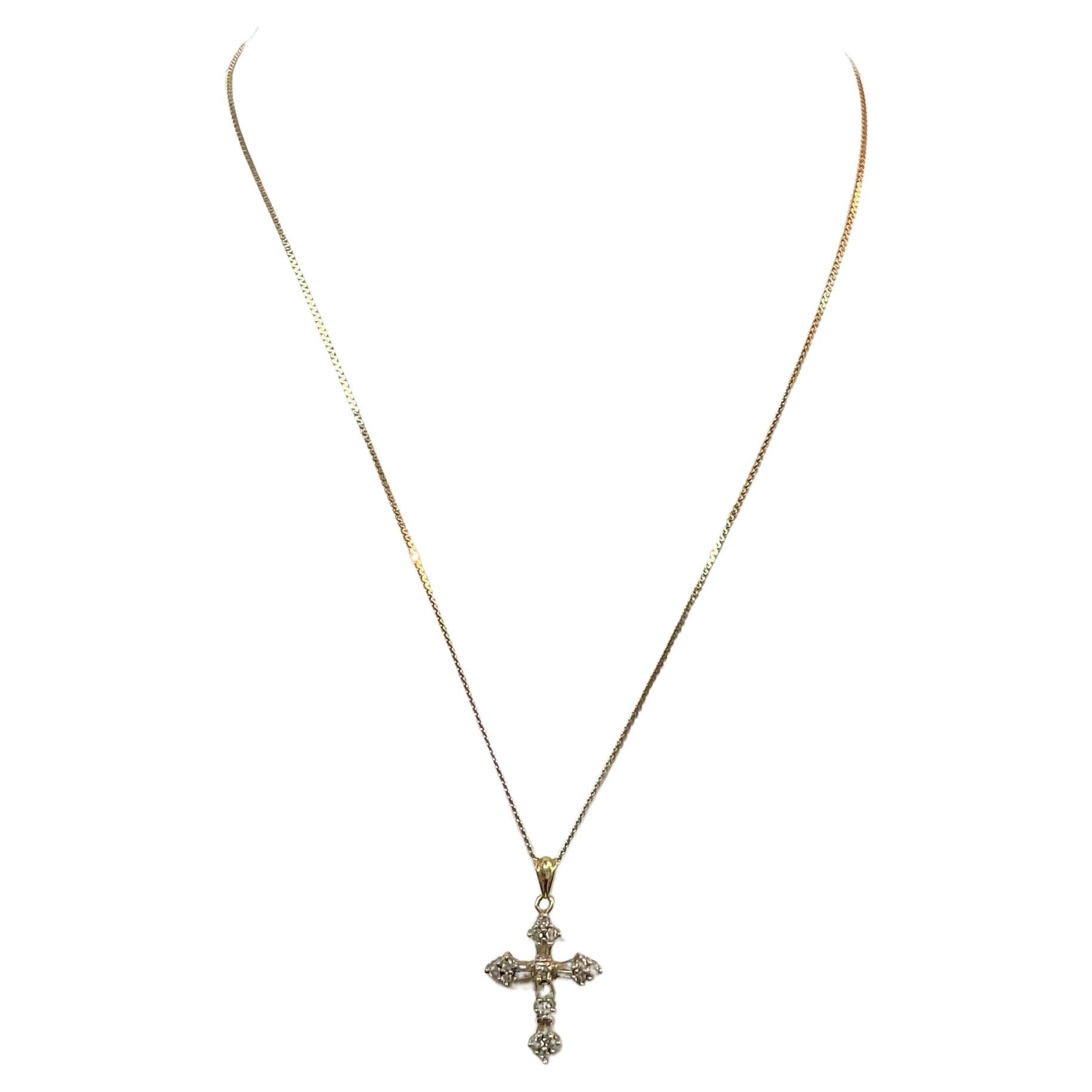 Cadena de oro de 14 quilates con colgante en forma de cruz de oro de 10 quilates y diamantes en venta