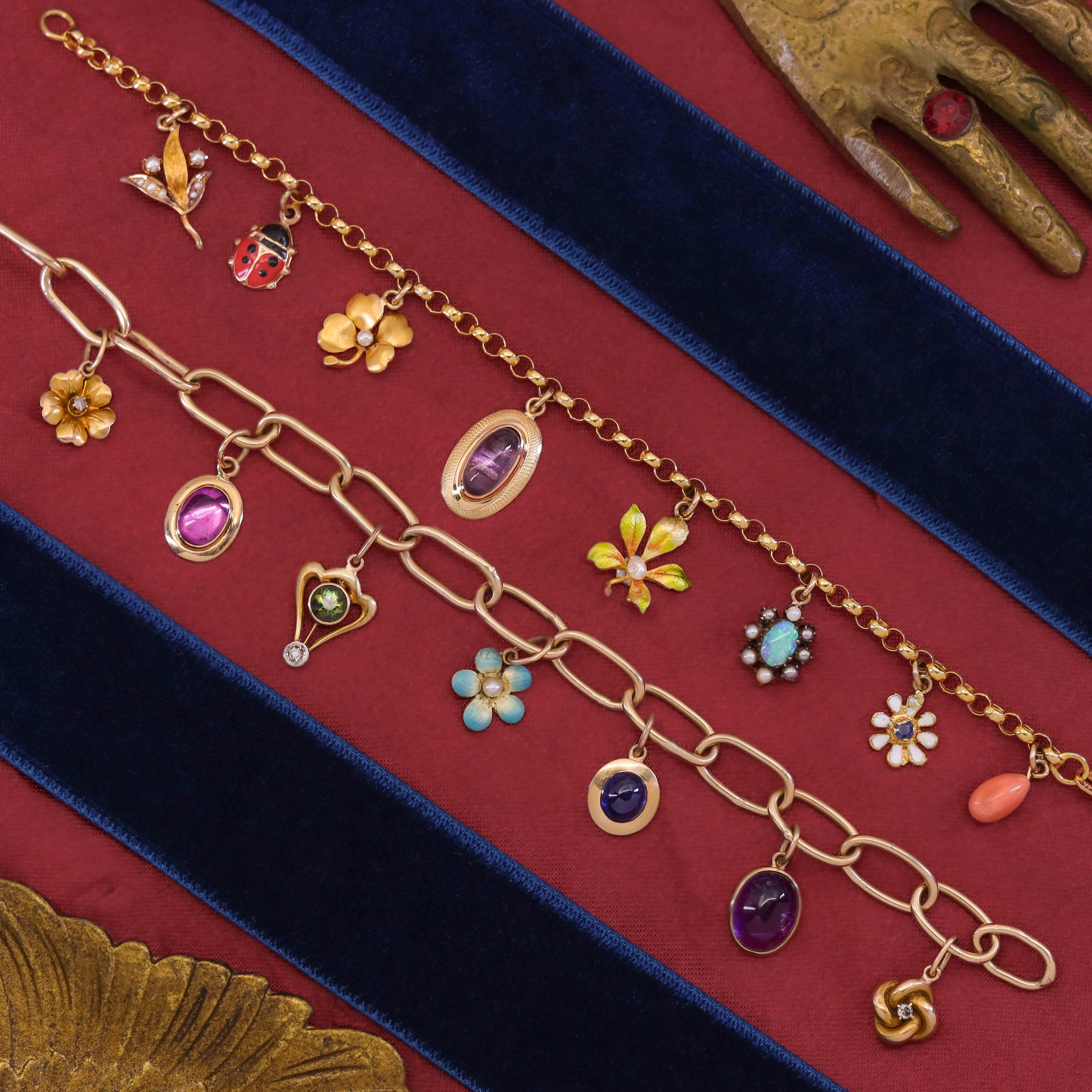 Bracciale Charm in oro 14k con 7 Charme Antiques in vendita 1