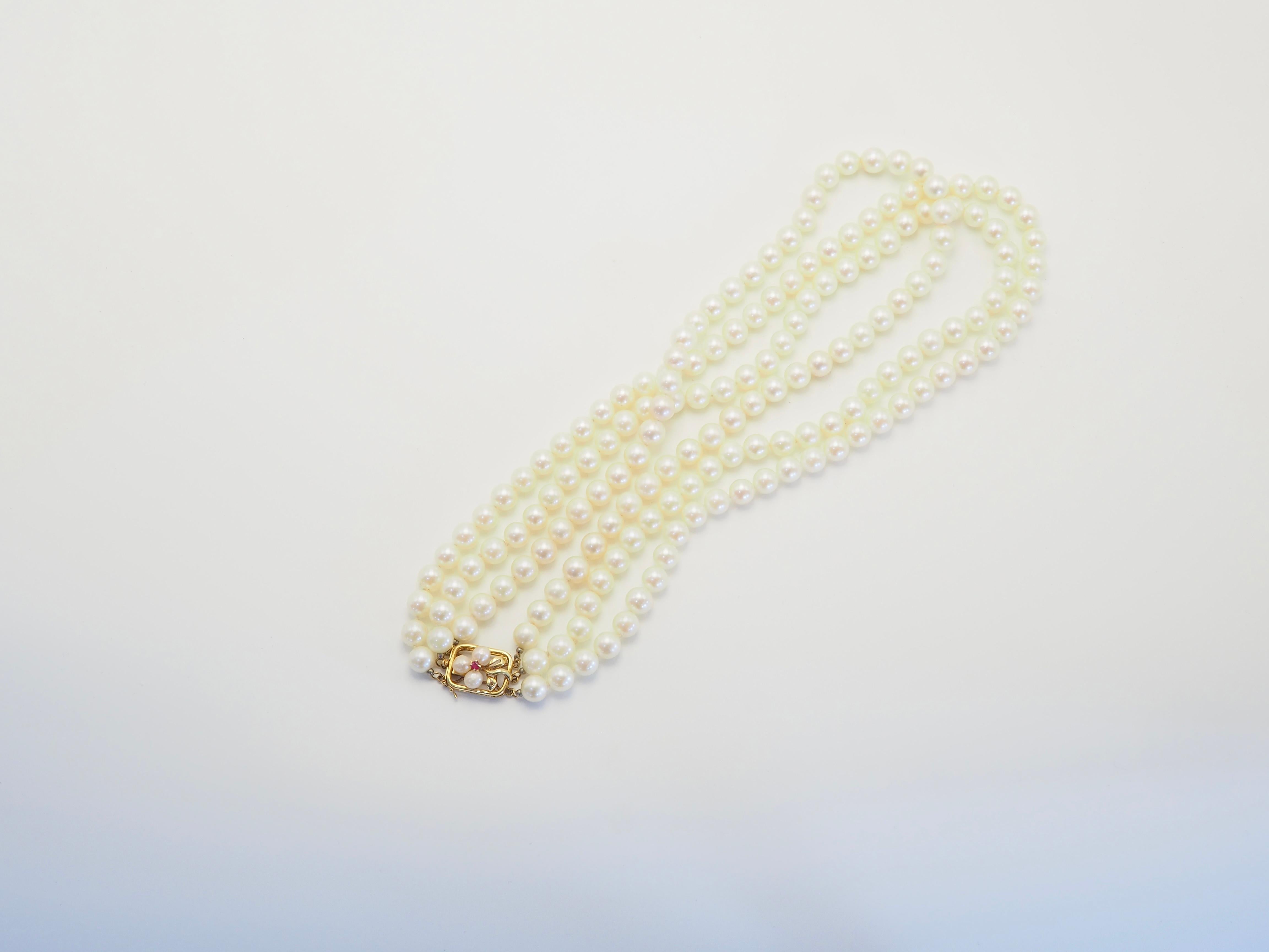 Perlina Collana a tre fili con chiusura in oro 14K e perle di mare bianche da 7 mm, 17 pollici in vendita