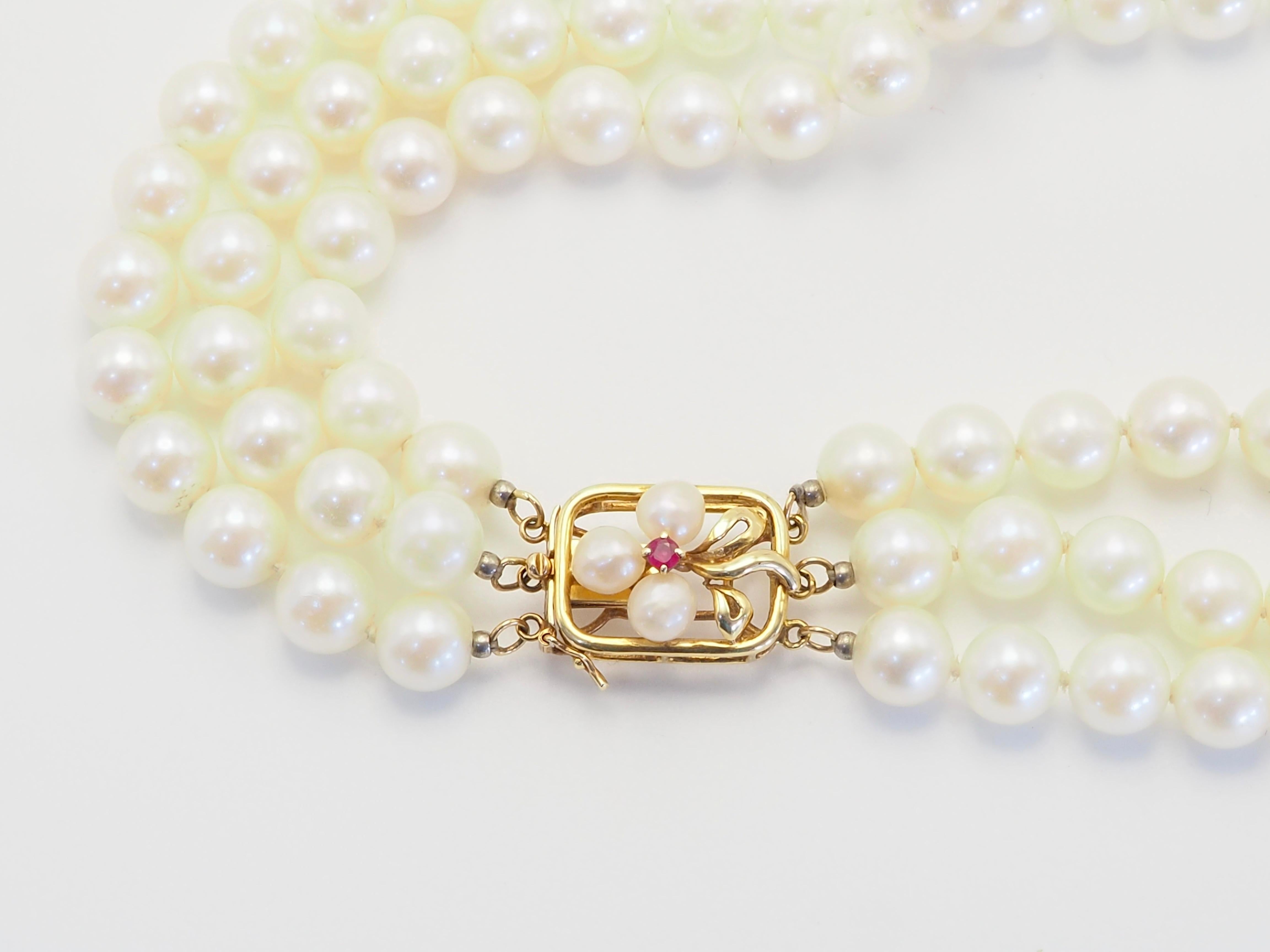 Collana a tre fili con chiusura in oro 14K e perle di mare bianche da 7 mm, 17 pollici in vendita 1