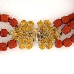 14-karätiger Goldverschluss an einer dreisträngigen Korallenkette - 107,7 Gramm - 36 cm lang