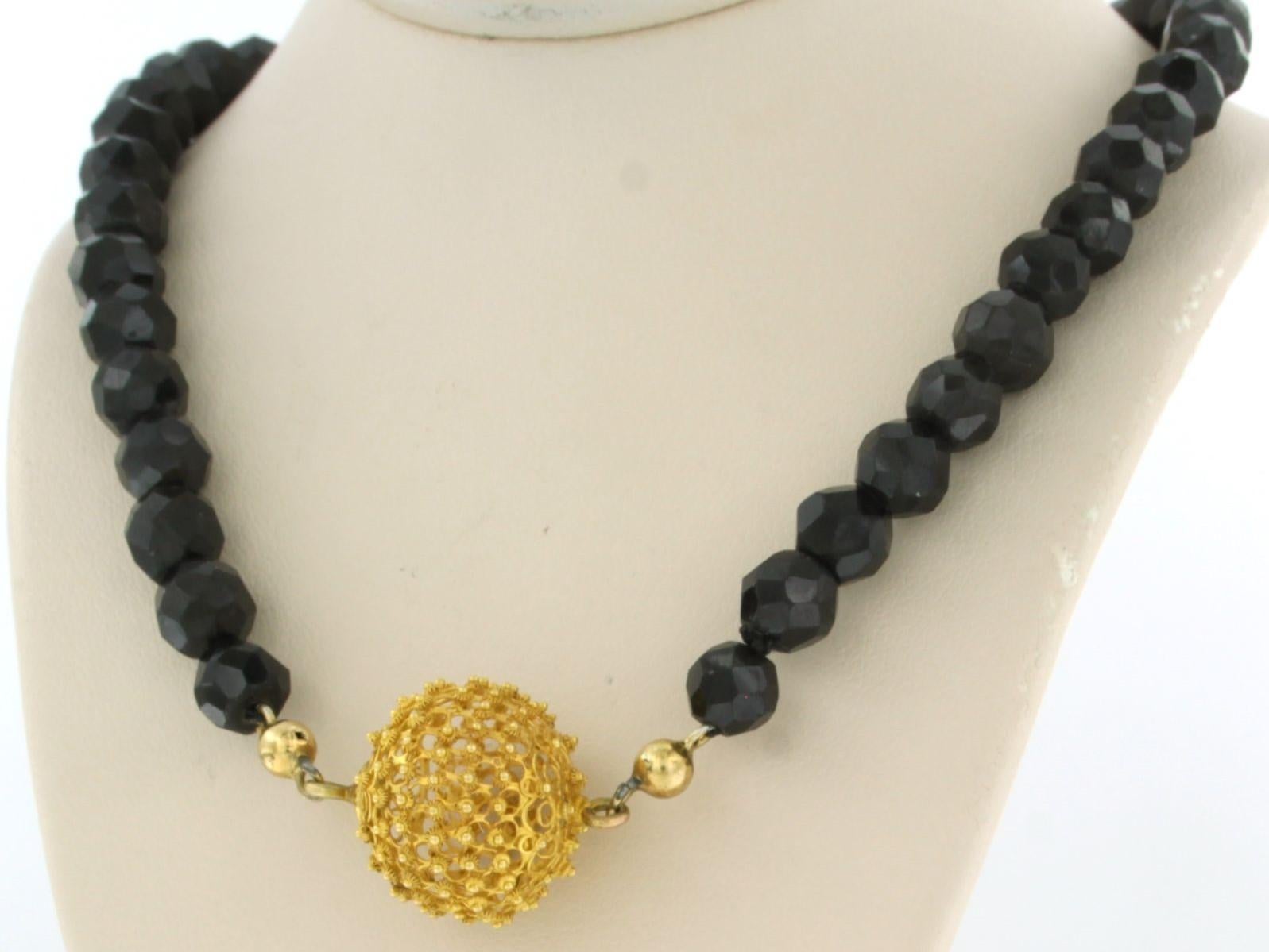 Taglio a sfera Collana con chiusura in oro 14k e perline di granato con centro in oro - 44,3 grammi in vendita