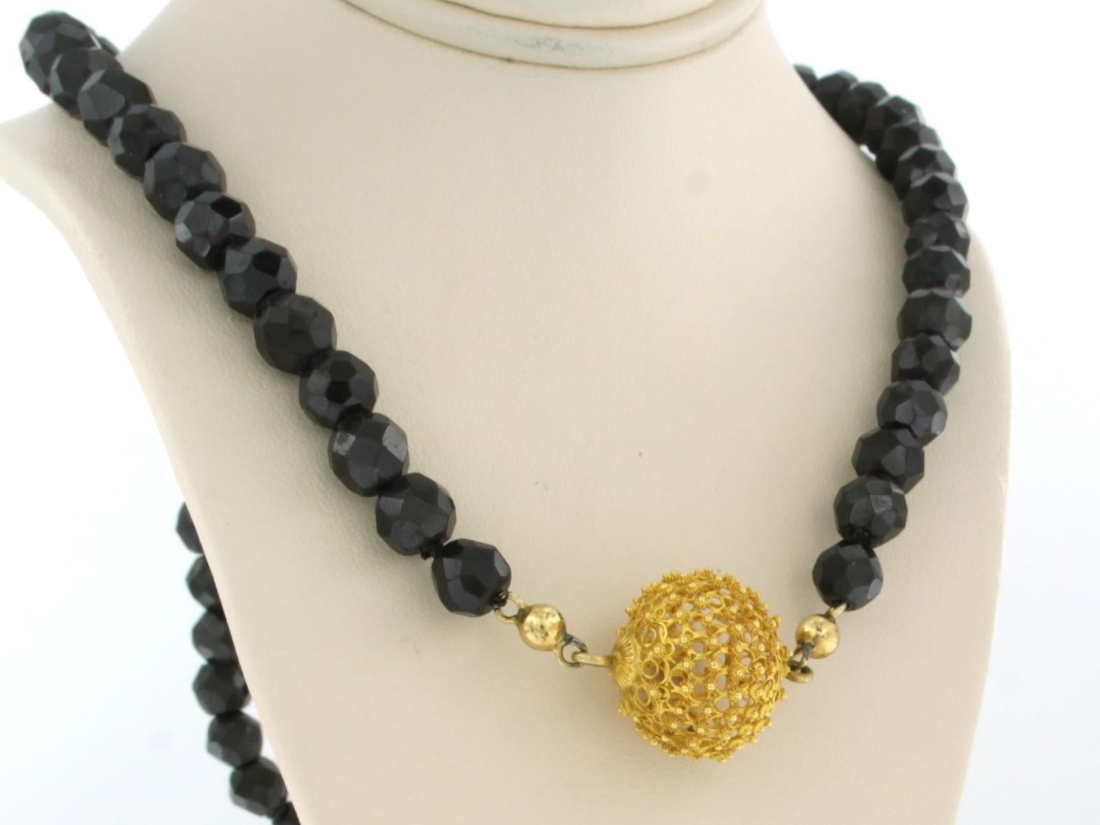 Donna Collana con chiusura in oro 14k e perline di granato con centro in oro - 44,3 grammi in vendita
