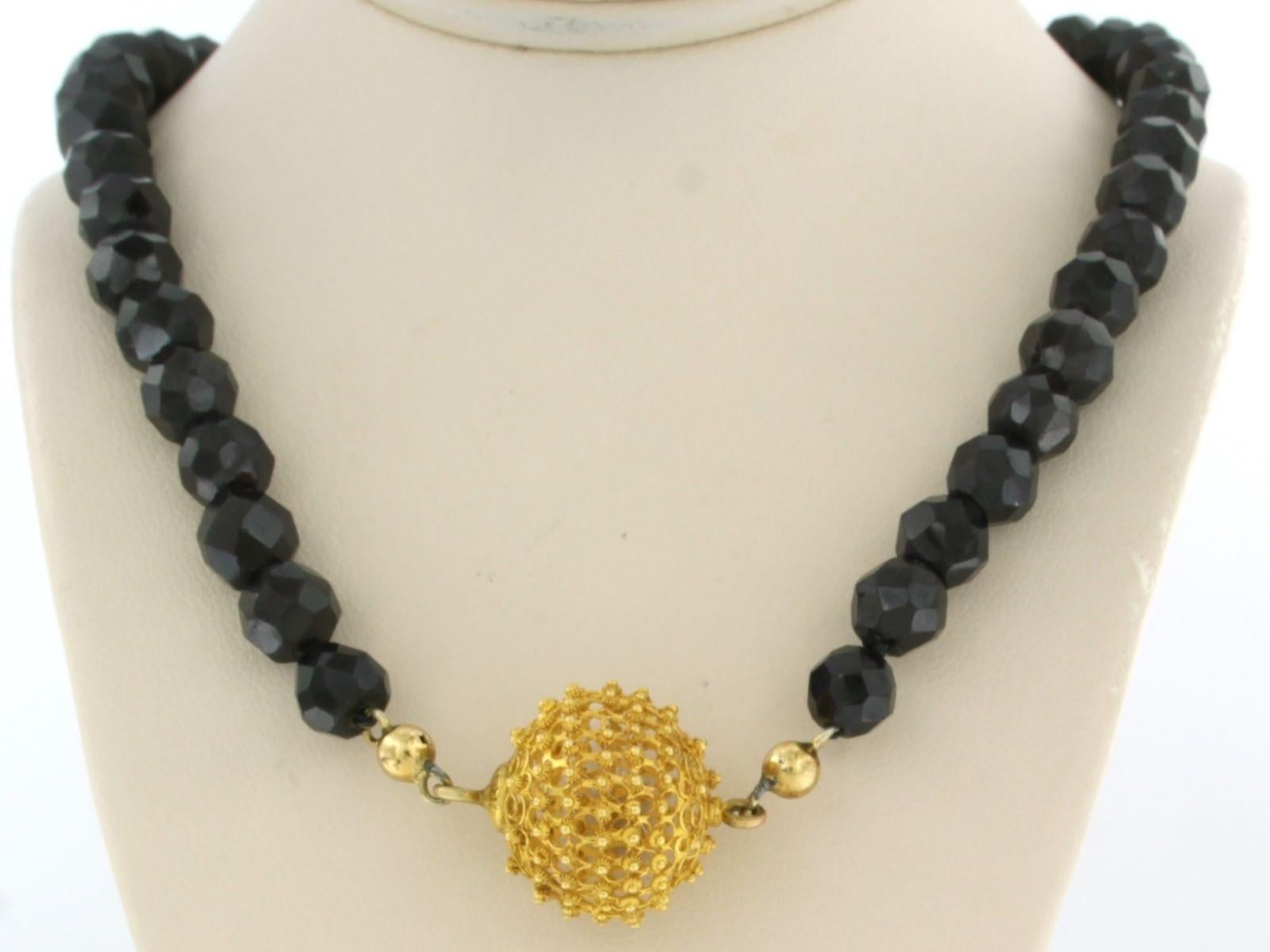 Collana con chiusura in oro 14k e perline di granato con centro in oro - 44,3 grammi in vendita 1