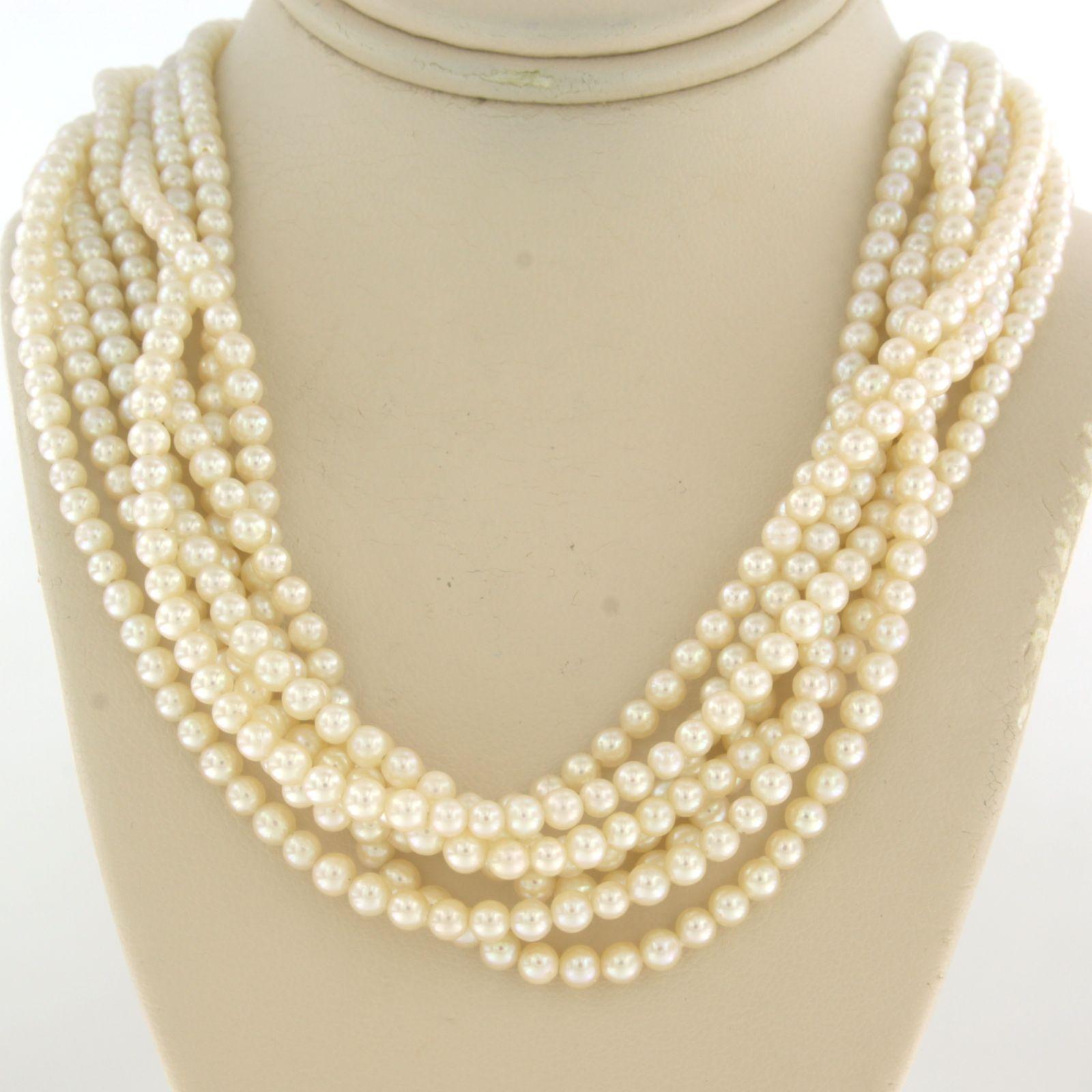 Chiusura in oro bicolore 14k con un diamante a taglio singolo, per un totale di 0,10 carati - F/G - VS/SI, su 7 fili di perle - 40 cm

Descrizione dettagliata

La lunghezza della collana di perle è di circa 40 cm.

La chiusura misura 1,9 cm di