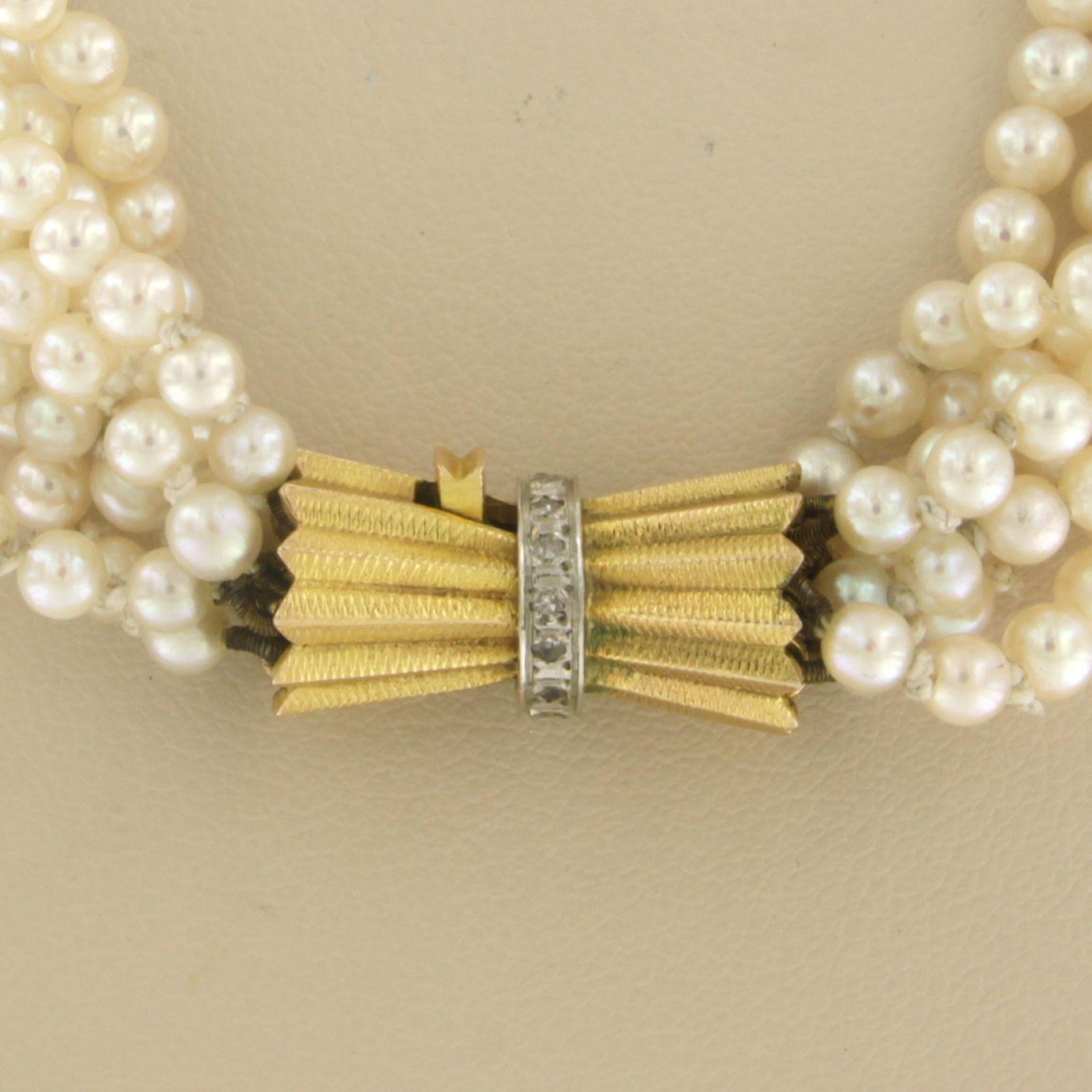 Rétro Chiusura in oro 14k con diamanti a taglio singolo su una collana di 7 fili di perle in vendita