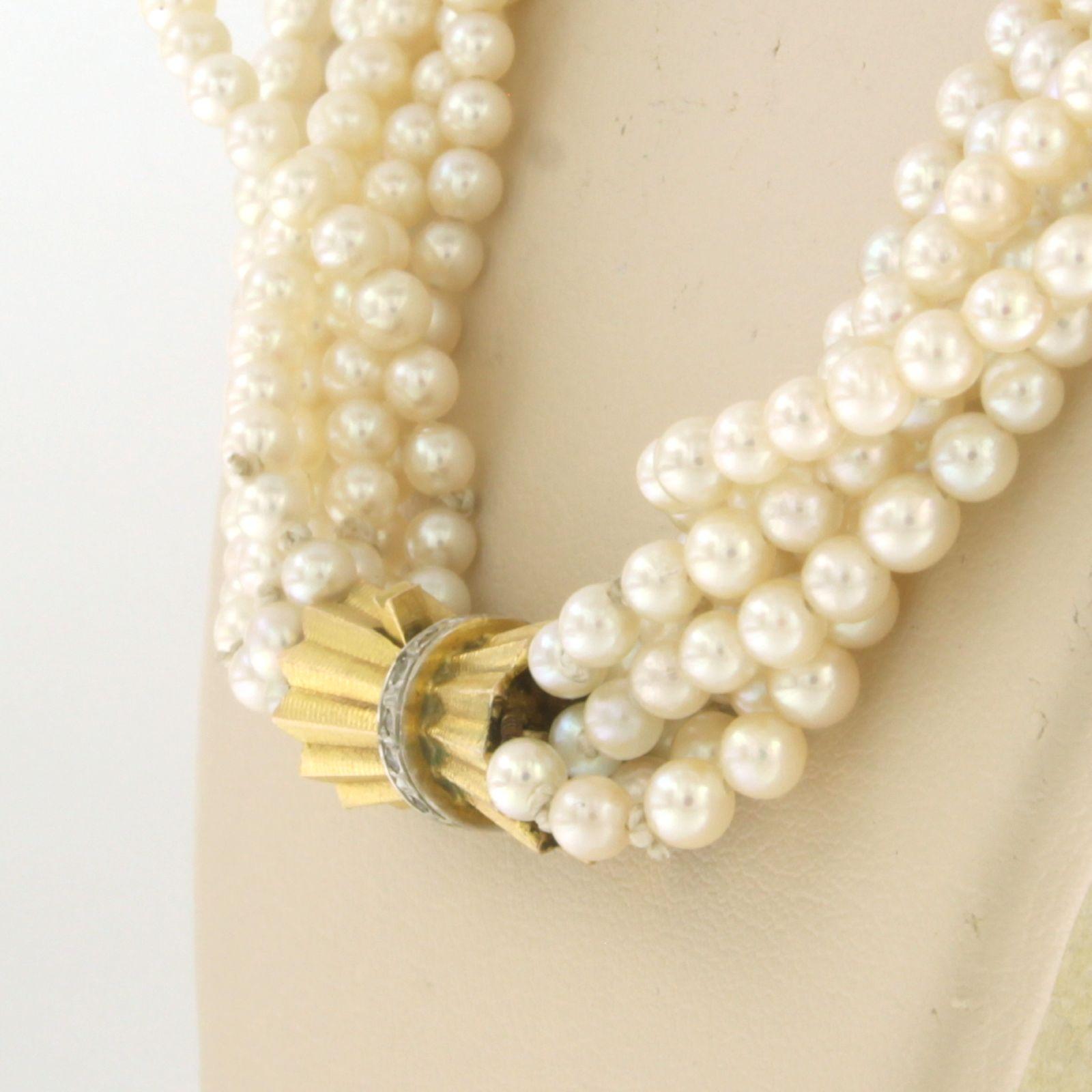 Taglio singolo Chiusura in oro 14k con diamanti a taglio singolo su una collana di 7 fili di perle in vendita