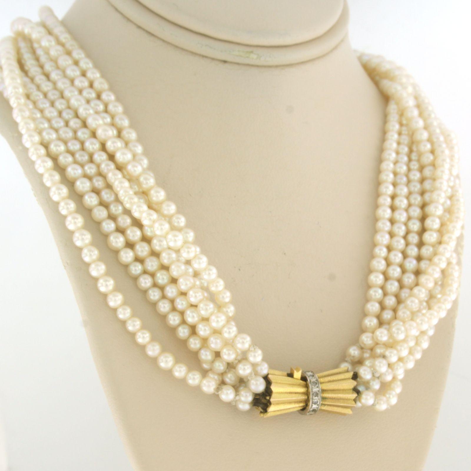 Donna Chiusura in oro 14k con diamanti a taglio singolo su una collana di 7 fili di perle in vendita