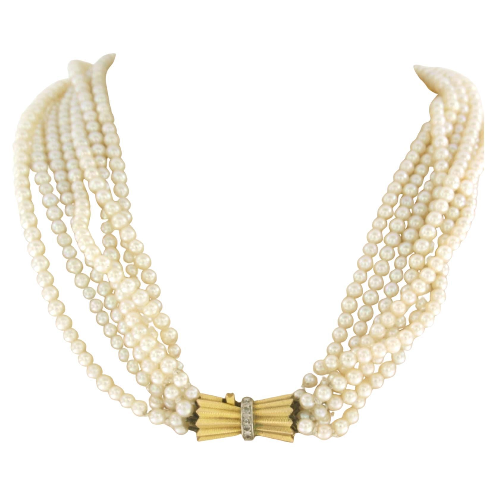 Chiusura in oro 14k con diamanti a taglio singolo su una collana di 7 fili di perle in vendita