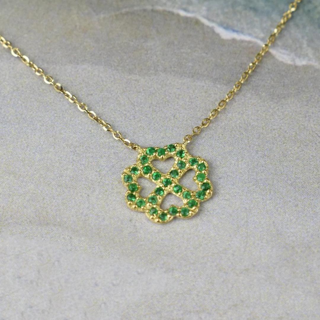 Modern 14k Gold Clover Charm Necklace Genuine Emerald Necklace For Sale