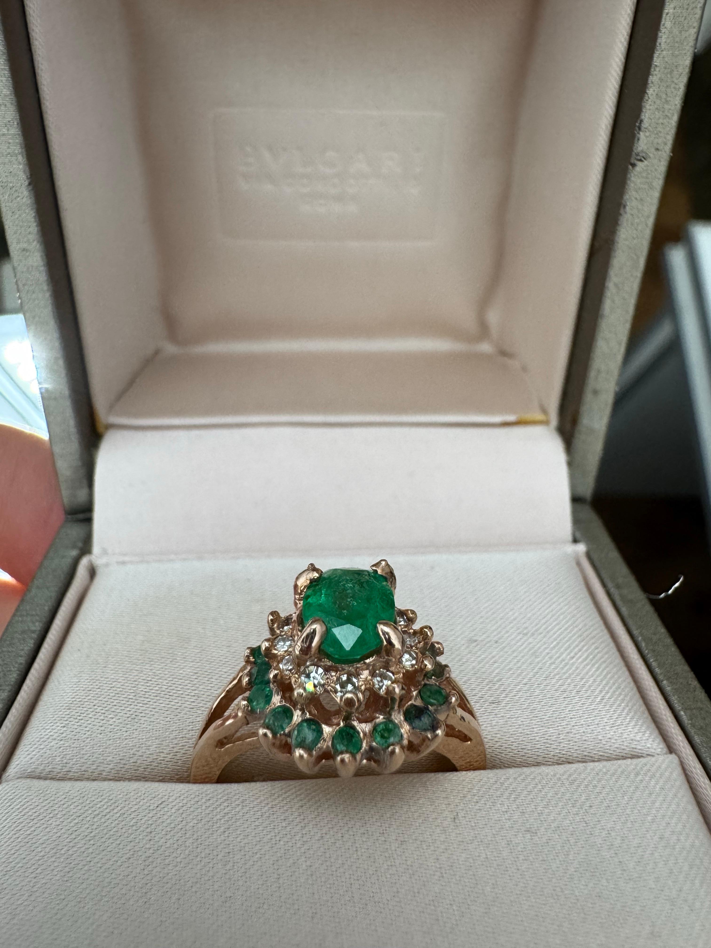 14K Gold Cluster Ring with 1.60ct Emeralds & 0.30ct F VS1 Diamonds In Excellent Condition For Sale In Tel Aviv, IL