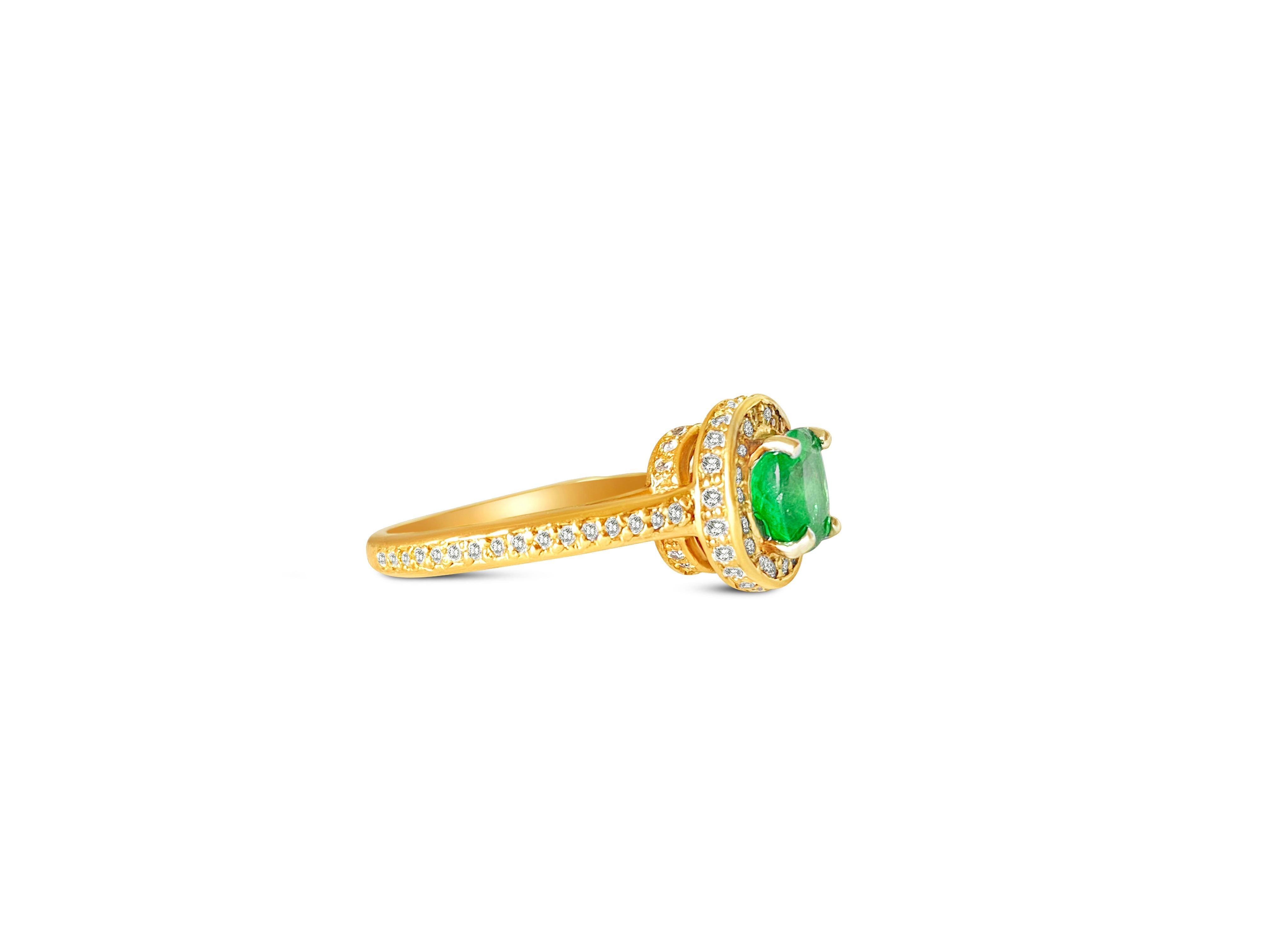 14k Gold Colombian Emerald And Diamond Engagement Ring In Excellent Condition For Sale In Miami, FL
