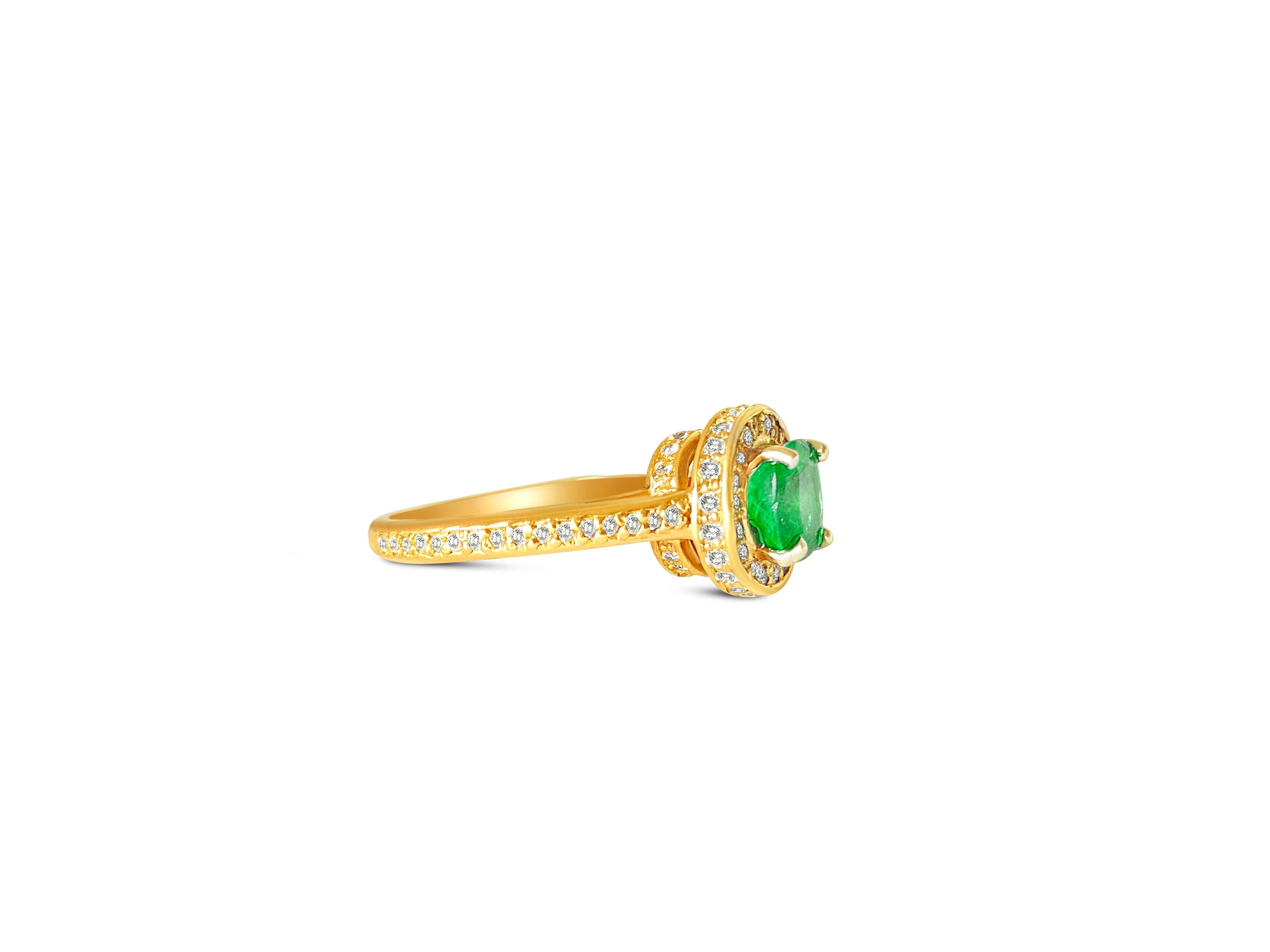 14k Gold Colombian Emerald And Diamond Engagement Ring In Excellent Condition For Sale In Miami, FL