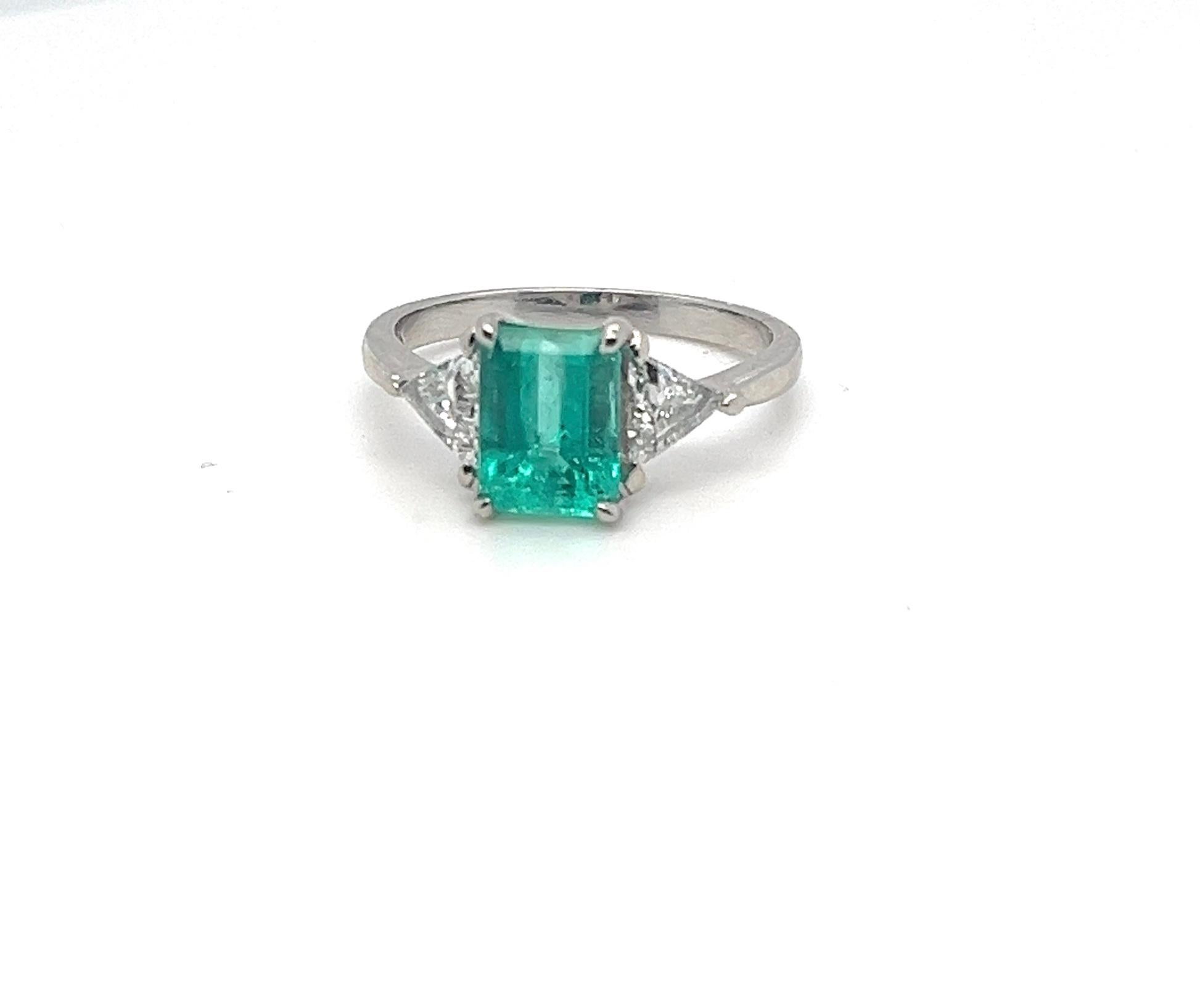 Anello con smeraldo colombiano in oro 14K da 0,90 carati e trilioni di diamanti naturali da 0,55 carati In condizioni ottime in vendita a Miami, FL