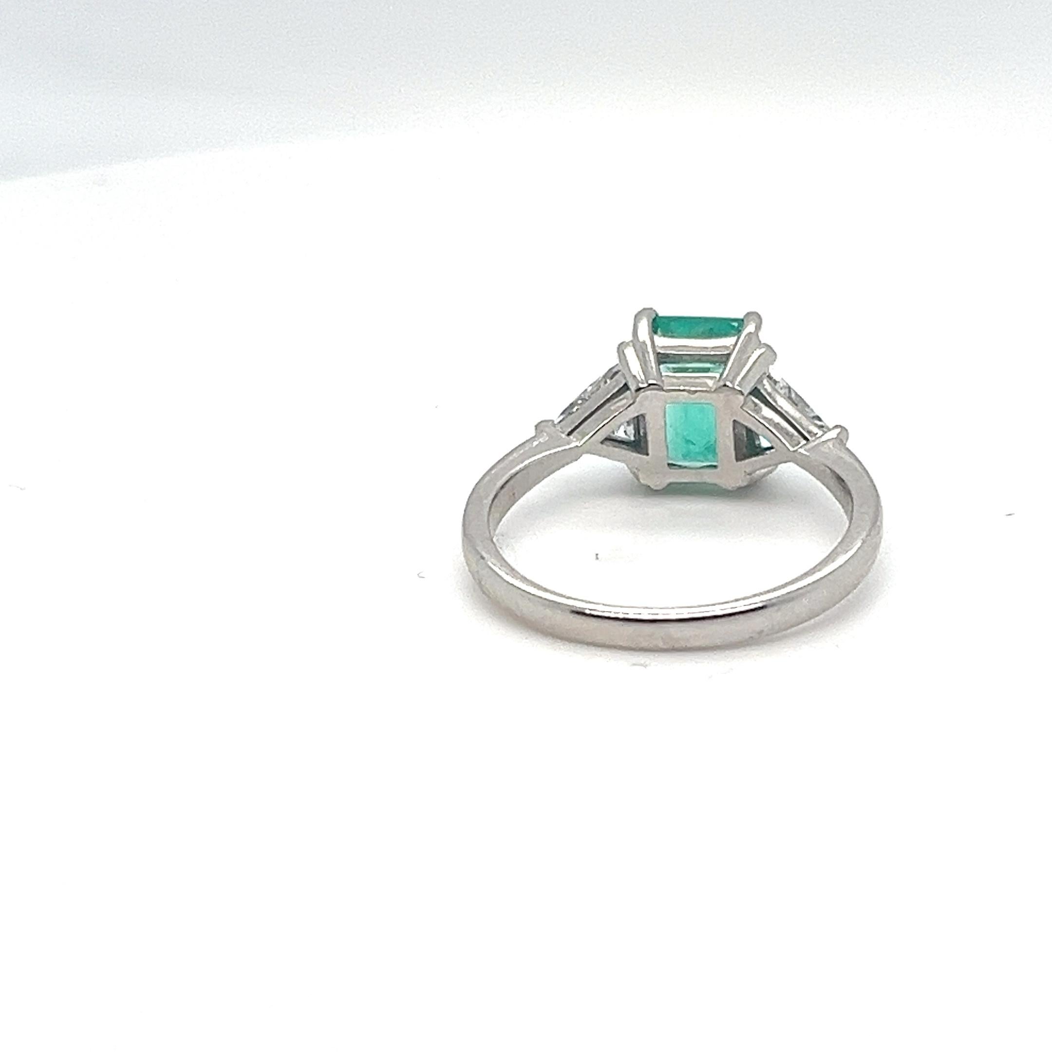Anello con smeraldo colombiano in oro 14K da 0,90 carati e trilioni di diamanti naturali da 0,55 carati in vendita 1