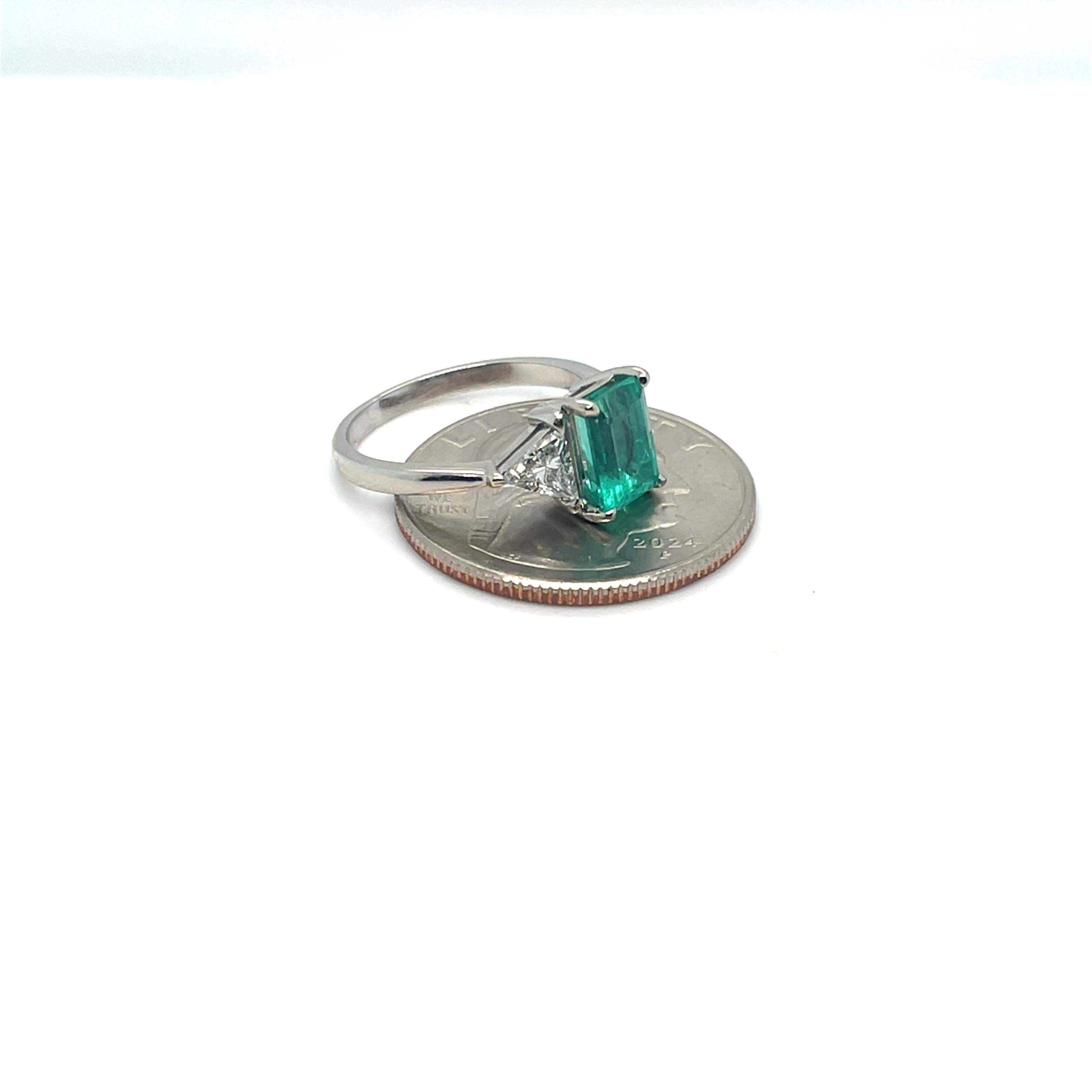 Anello con smeraldo colombiano in oro 14K da 0,90 carati e trilioni di diamanti naturali da 0,55 carati in vendita 2