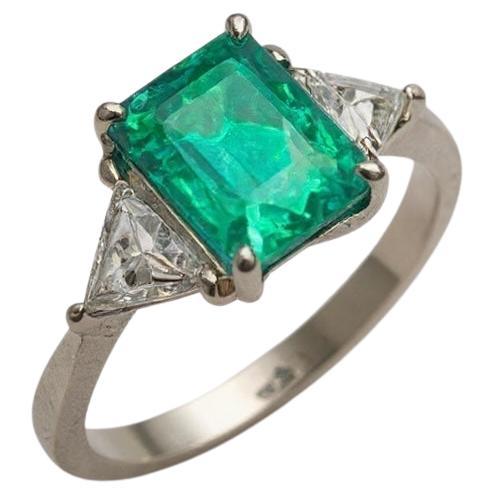 Anello con smeraldo colombiano in oro 14K da 0,90 carati e trilioni di diamanti naturali da 0,55 carati in vendita