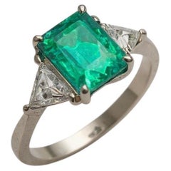Anello con smeraldo colombiano in oro 14K da 0,90 carati e trilioni di diamanti naturali da 0,55 carati
