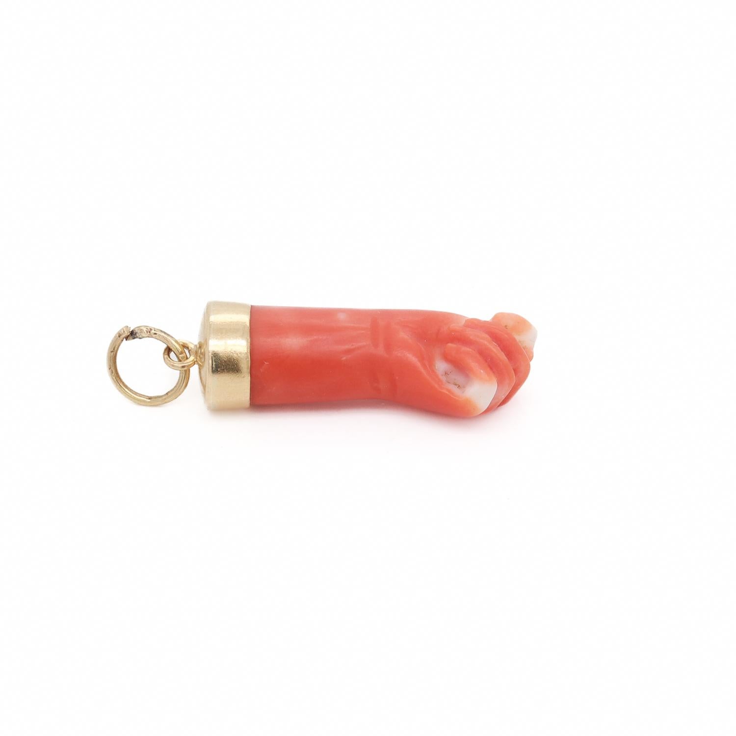 Ciondolo o charm in oro 14K e corallo in stile vittoriano con figura di mano o pugno in vendita 5