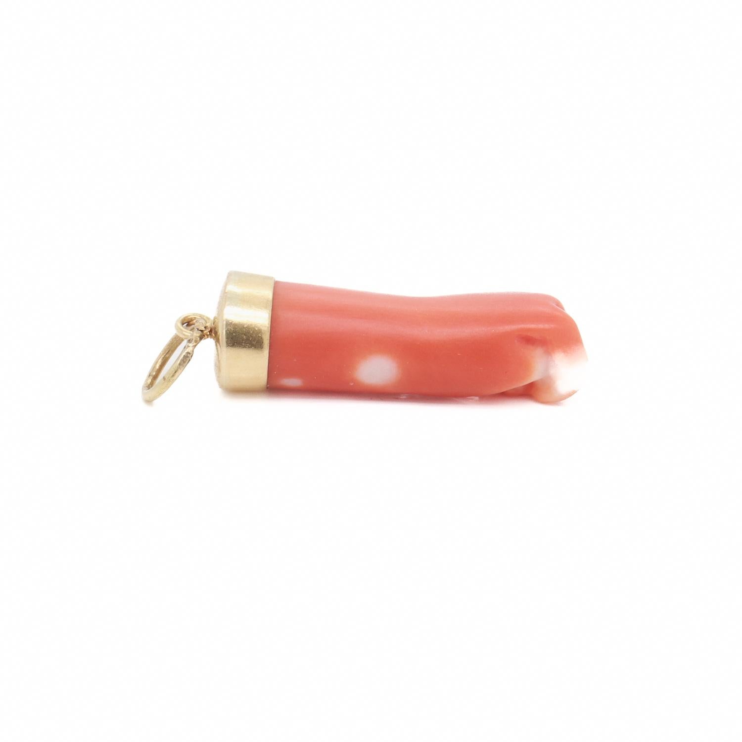 Ciondolo o charm in oro 14K e corallo in stile vittoriano con figura di mano o pugno in vendita 7