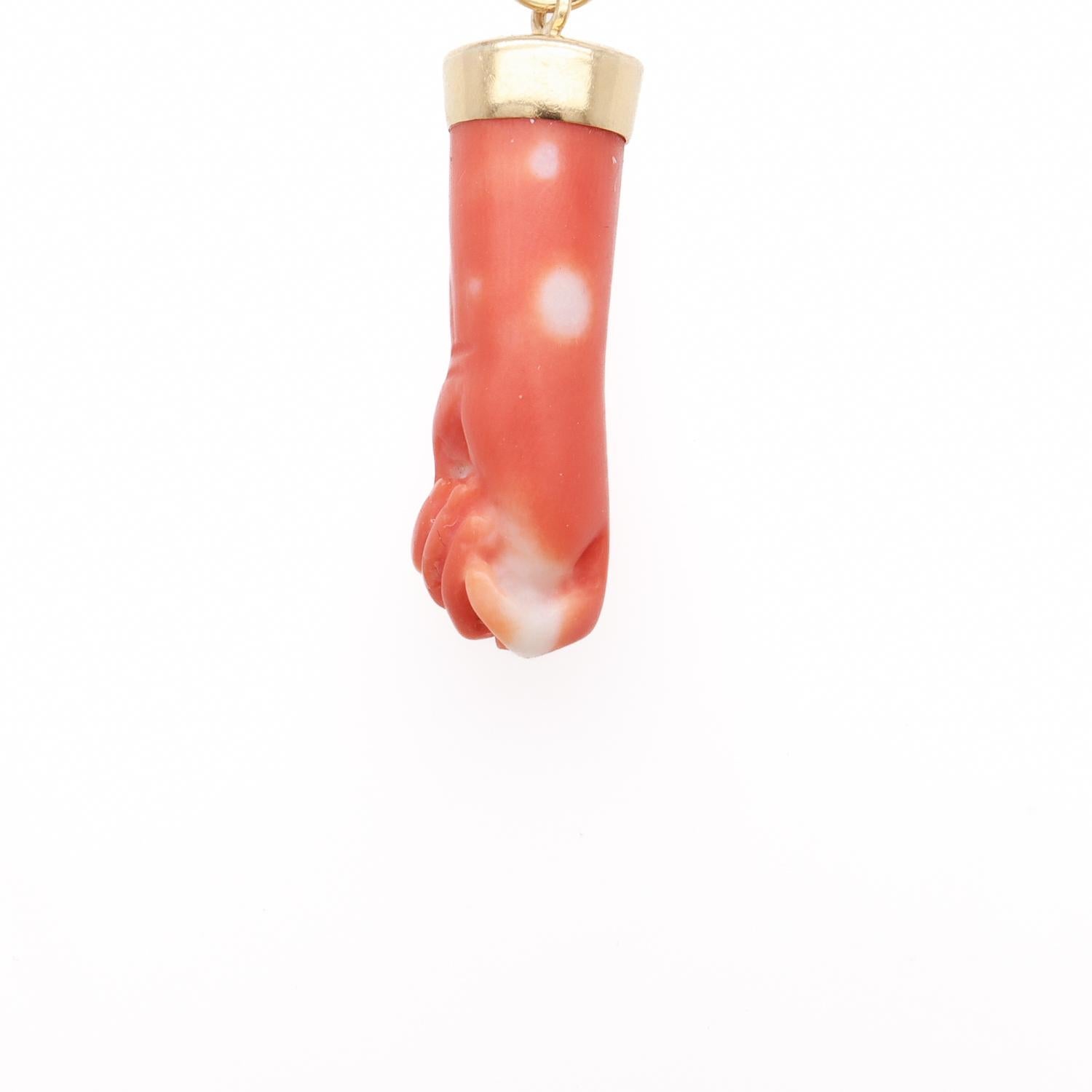 Ciondolo o charm in oro 14K e corallo in stile vittoriano con figura di mano o pugno in vendita 8